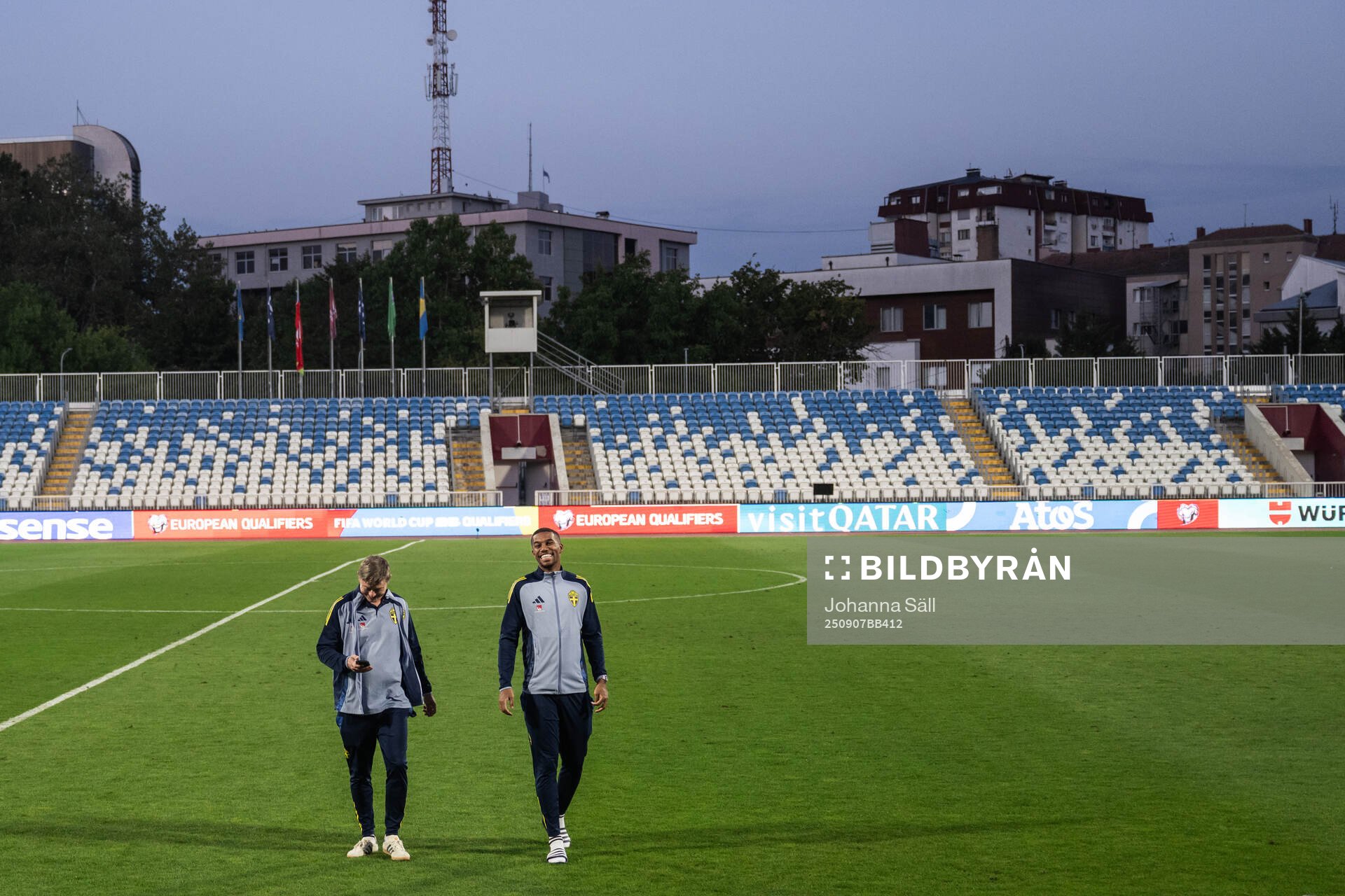 head coach Jon Dahl Tomasson and Isak Hien of the Swedish