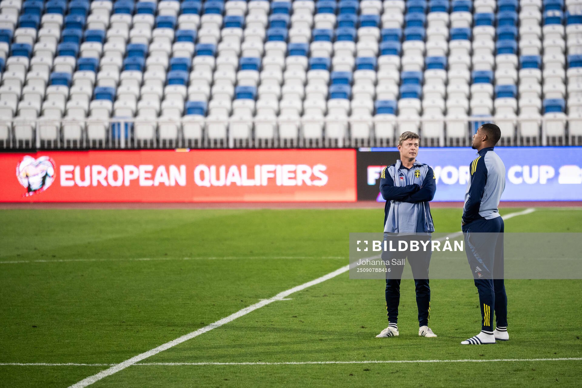 head coach Jon Dahl Tomasson and Isak Hien of the Swedish
