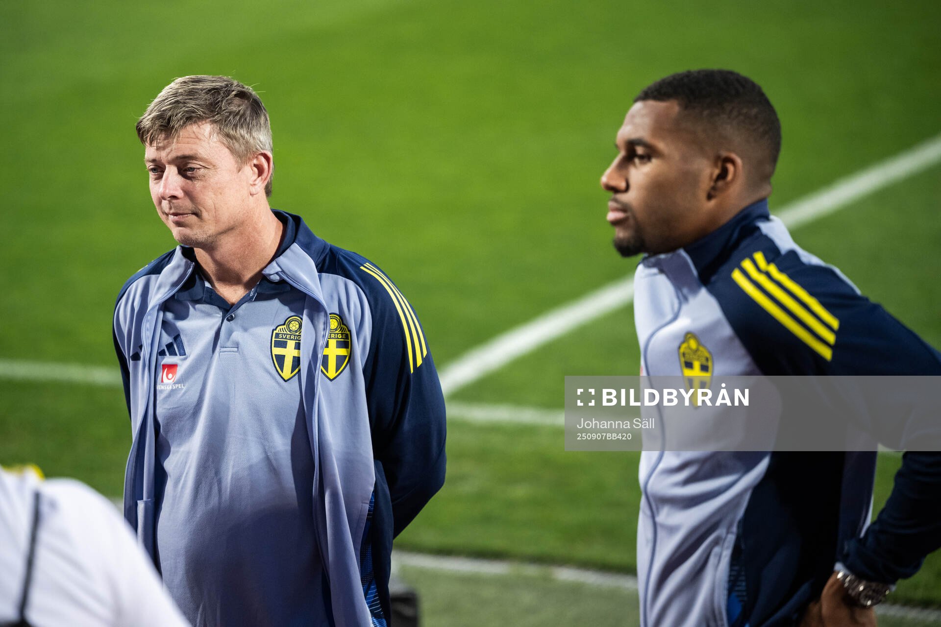 head coach Jon Dahl Tomasson and Isak Hien of the Swedish