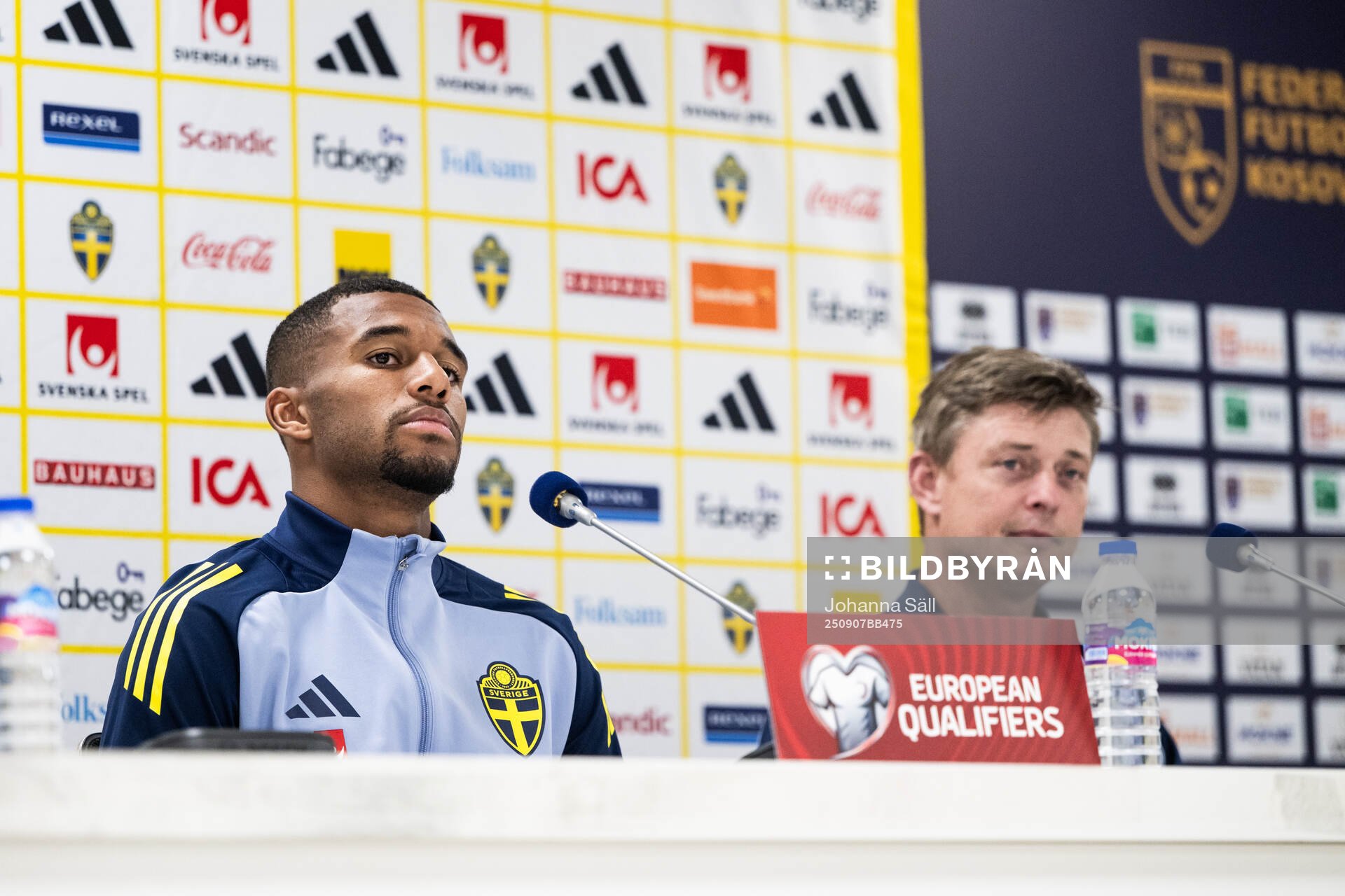 Isak Hien and head coach Jon Dahl Tomasson of the Swedish