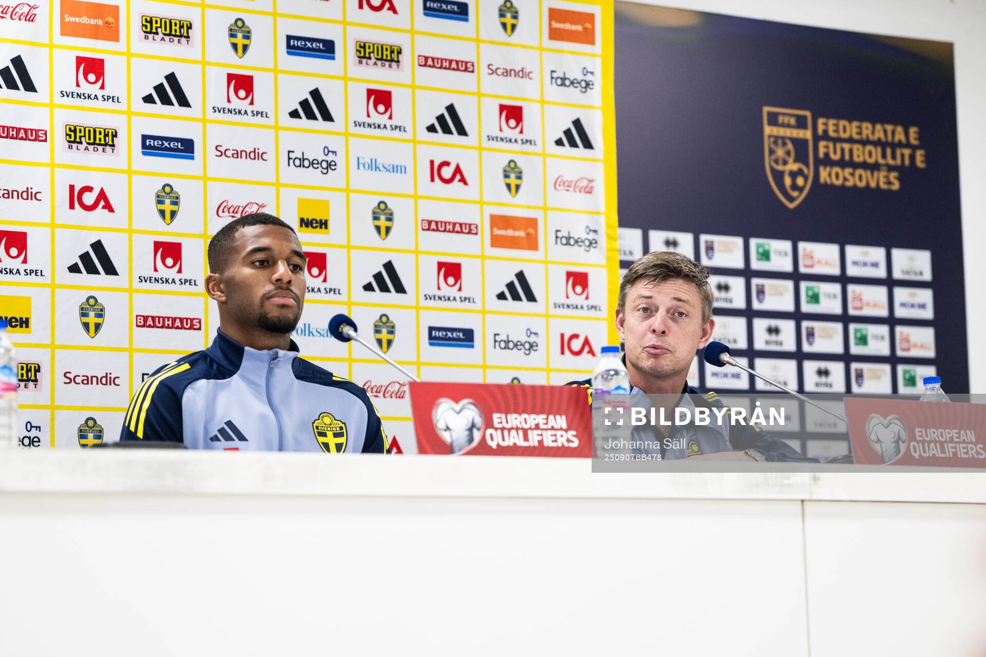 Isak Hien and head coach Jon Dahl Tomasson of the Swedish