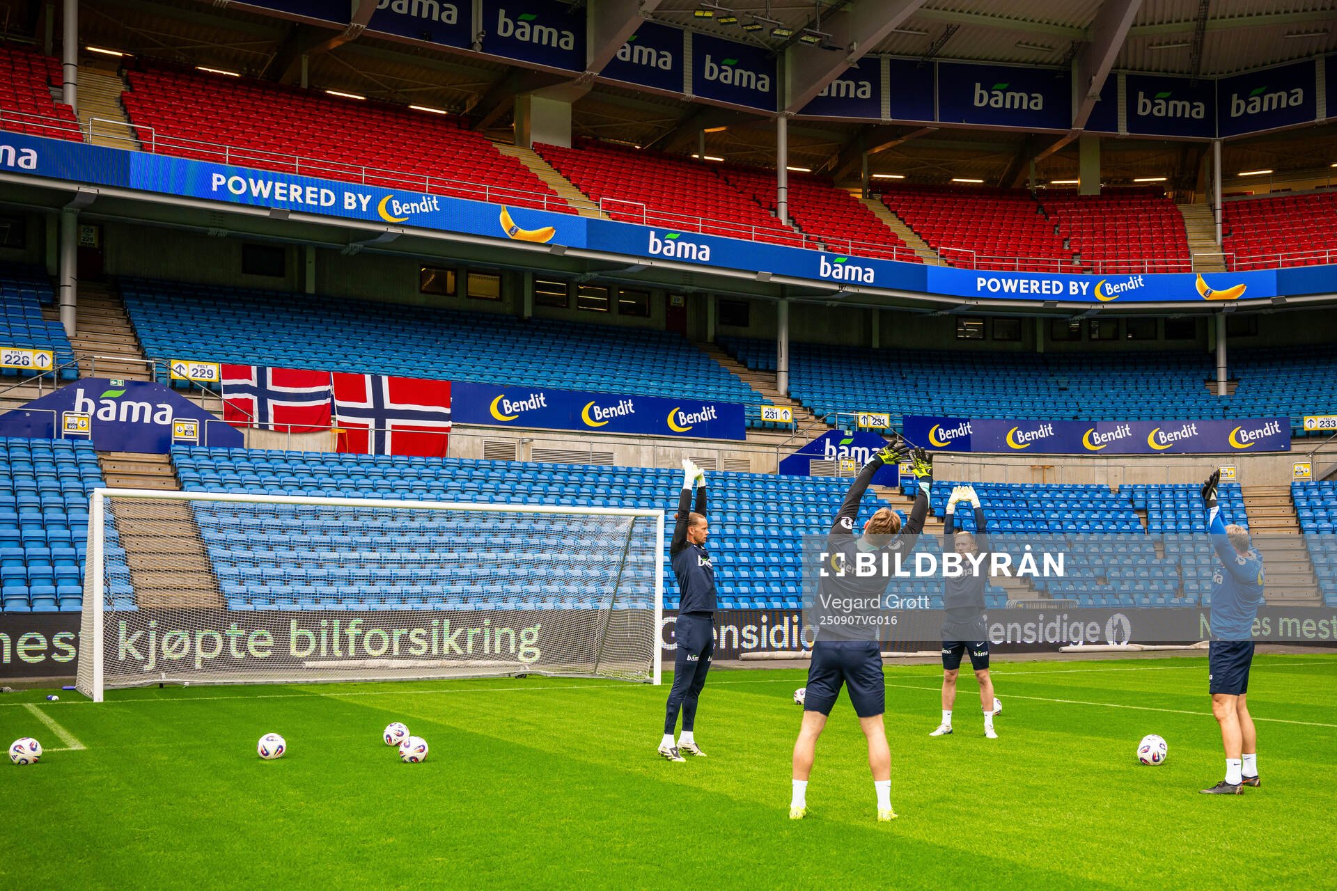 Goalkeeper Ørjan Håskjold Nyland, goalkeeper Mathias