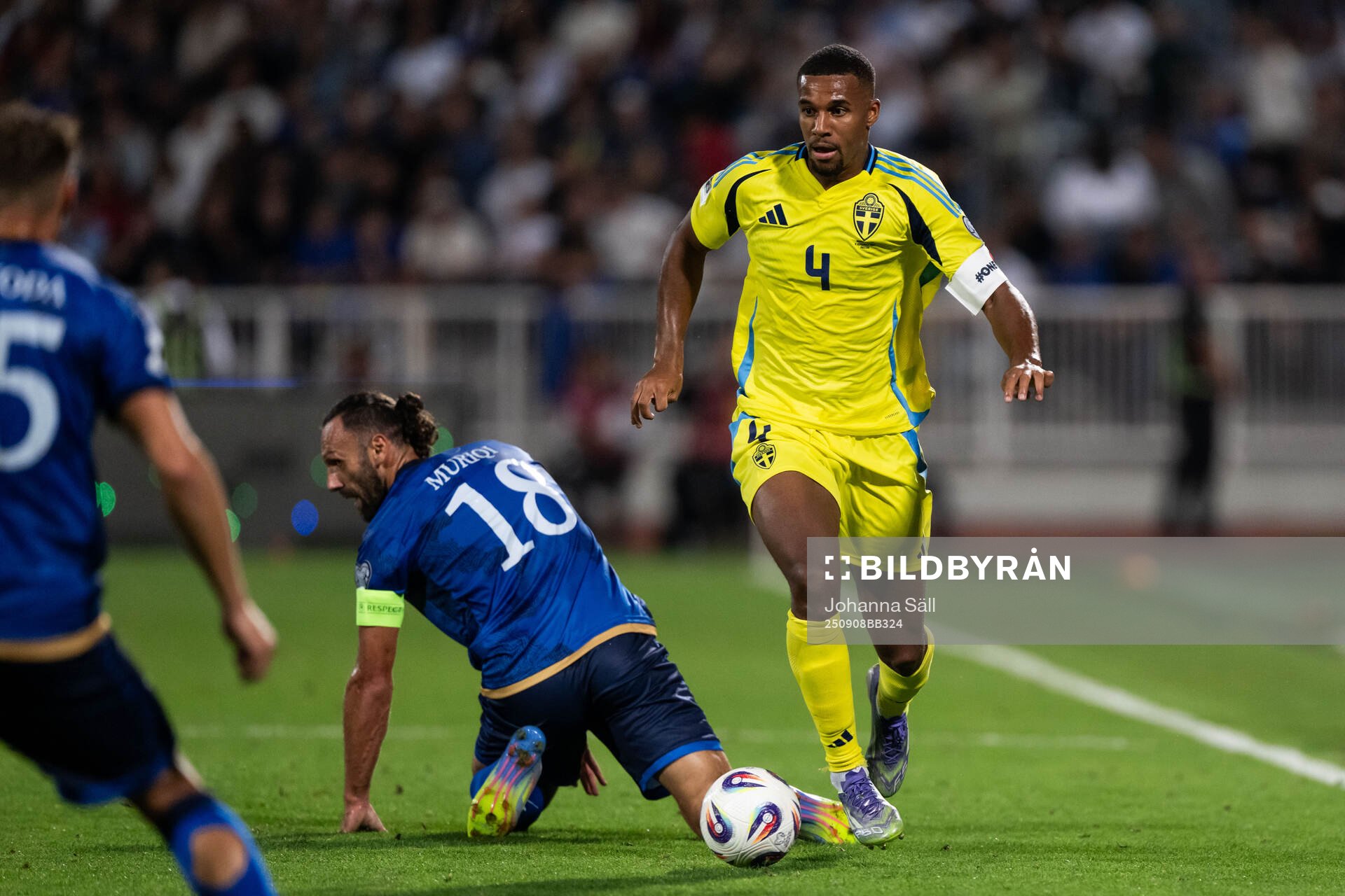 Vedat Muriqi of Kosovo and Isak Hien of Sweden
