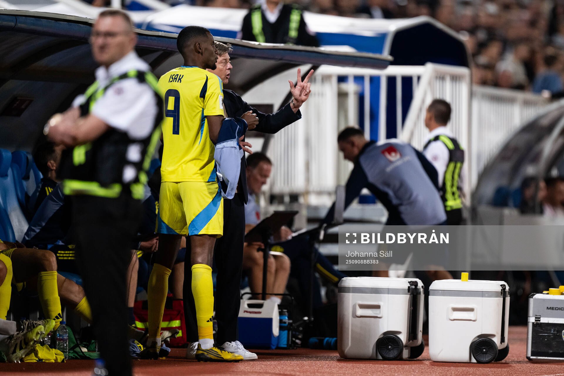 Head coach Jon Dahl Tomasson and Alexander Isak of Sweden