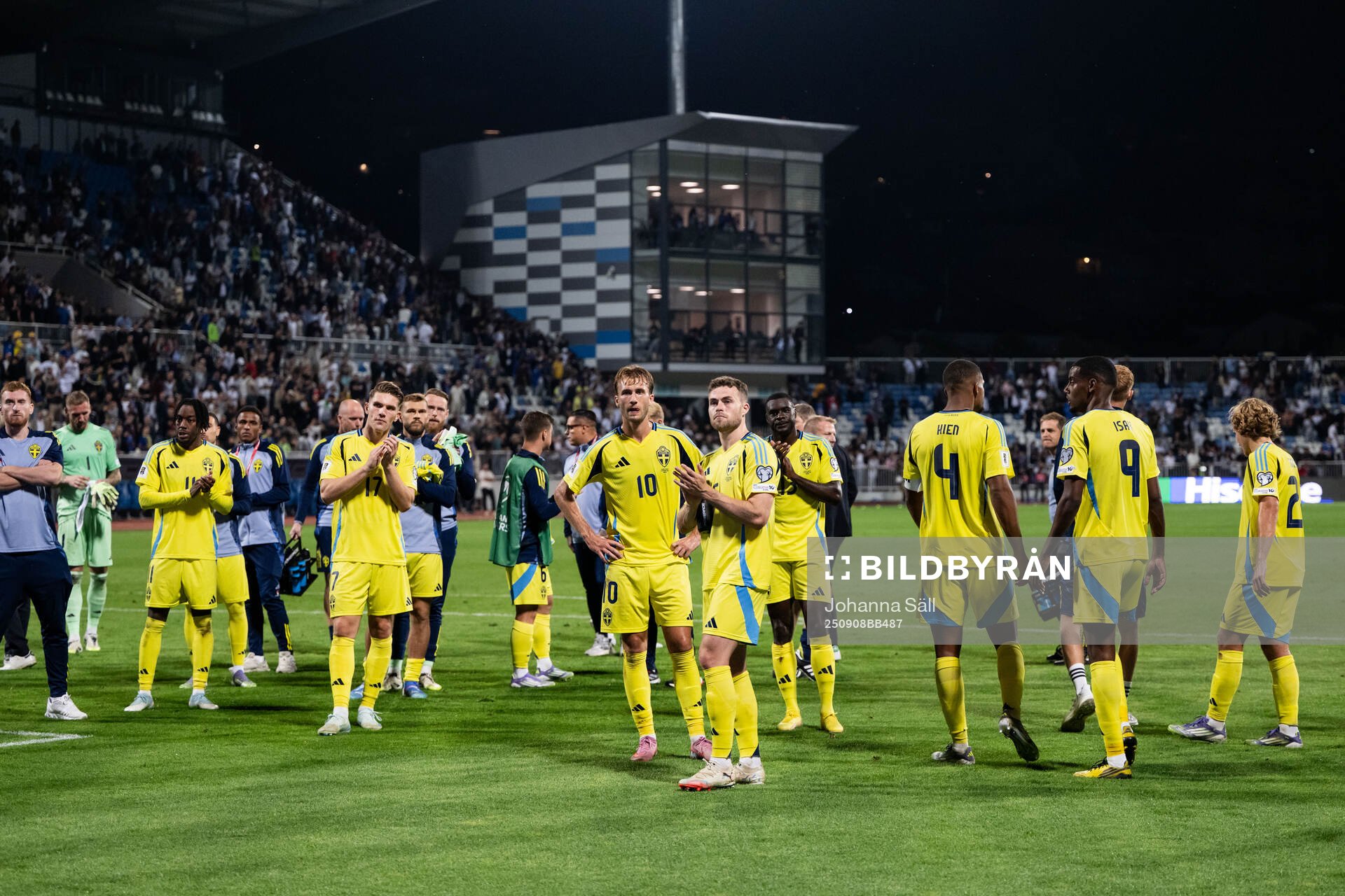 Players of Sweden look dejected