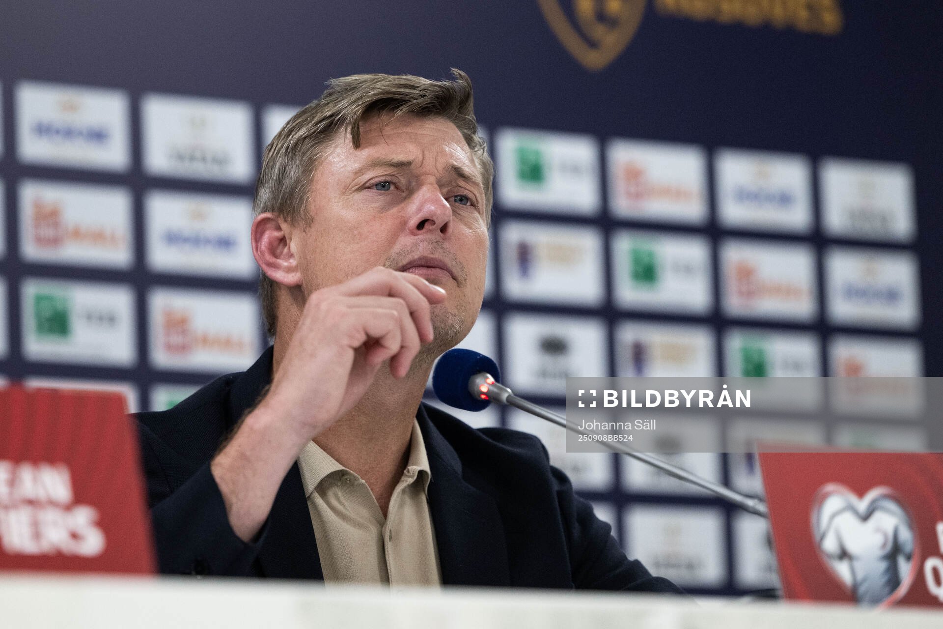 Head coach Jon Dahl Tomasson of Sweden