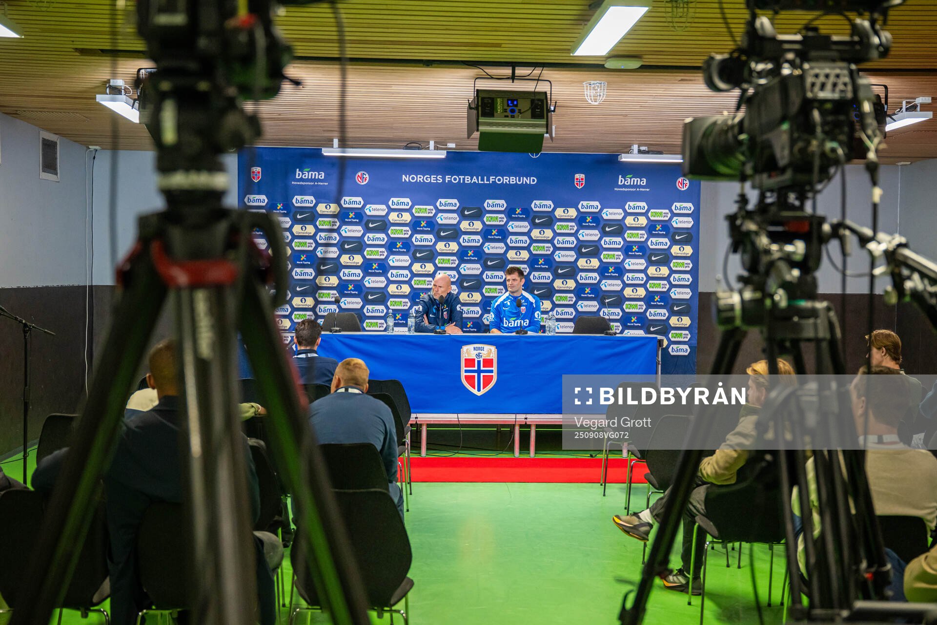 Head coach Ståle Solbakken and press officer Morten