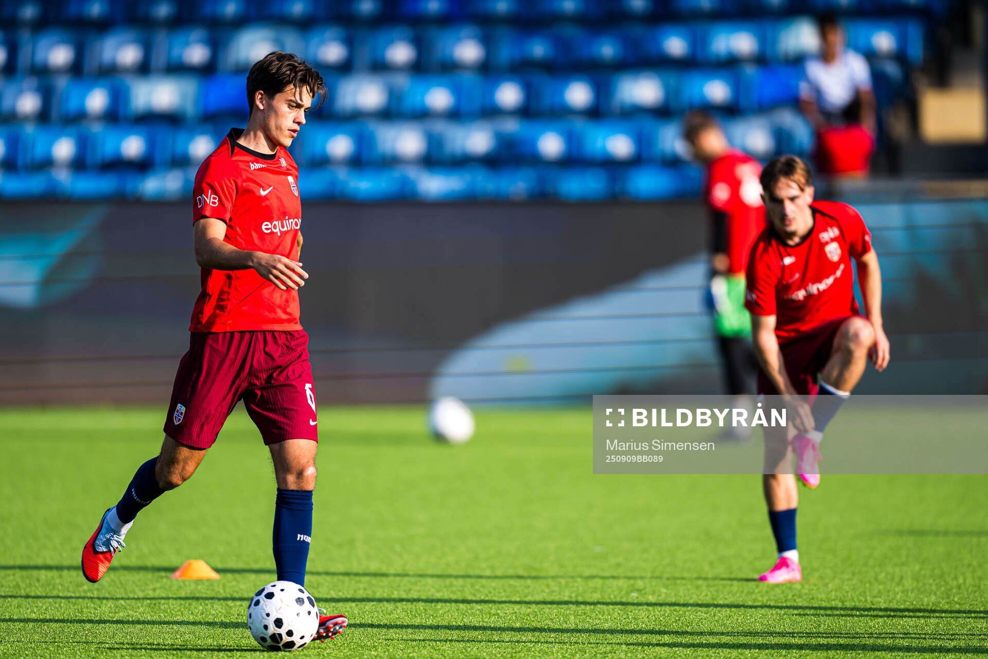 Magnus Riisnæs of Norway warms up