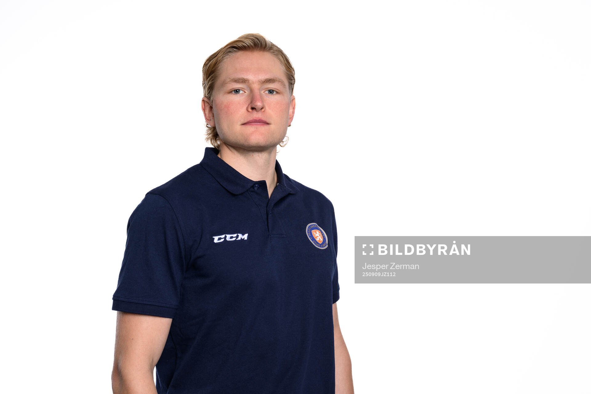 Växjö Lakers målvakt Ludvig Persson posersr för ett