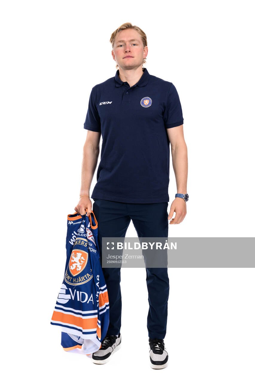 Växjö Lakers målvakt Ludvig Persson posersr för ett