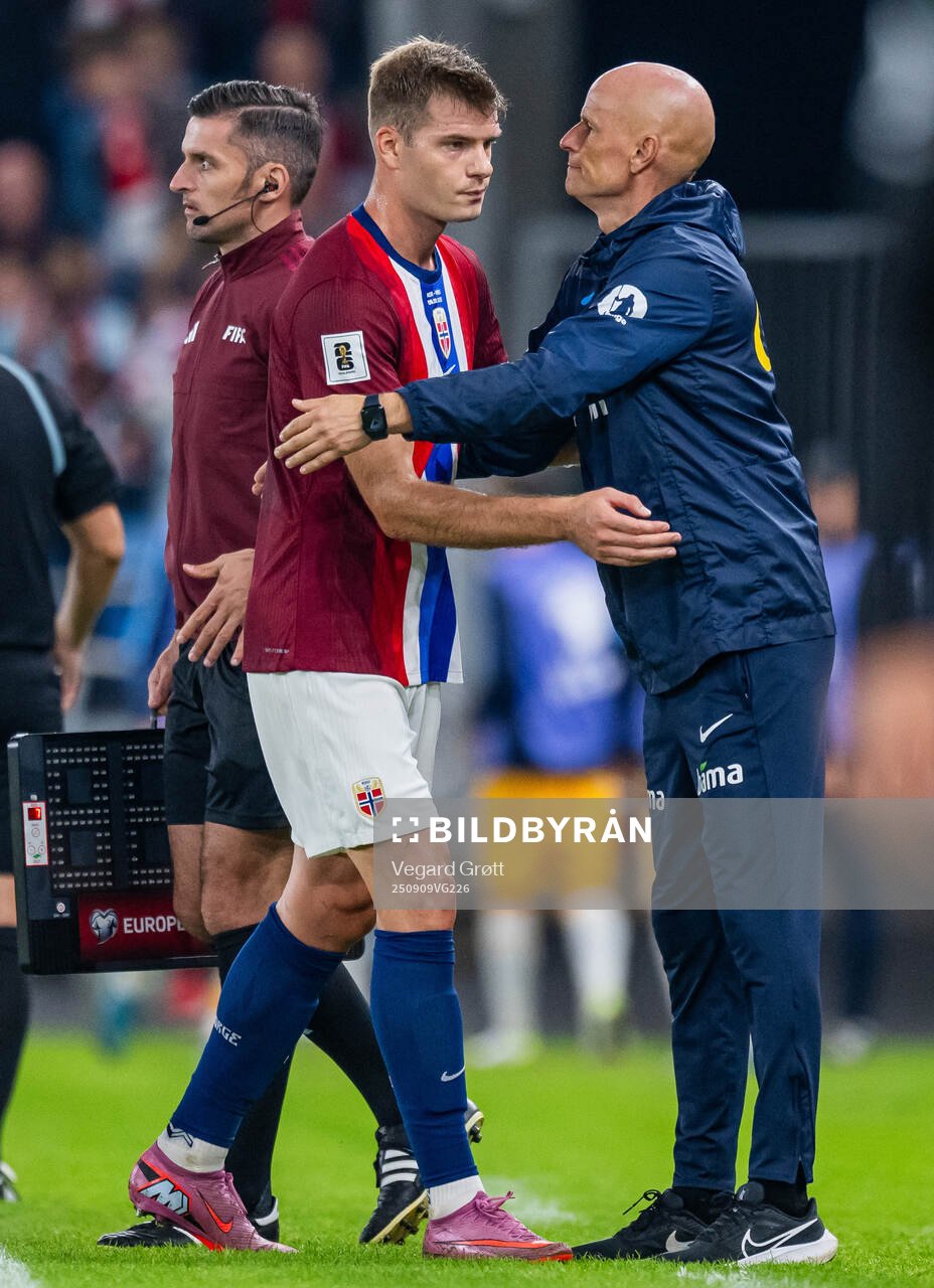 Alexander Sørloth and head coach Ståle Solbakken of Norway