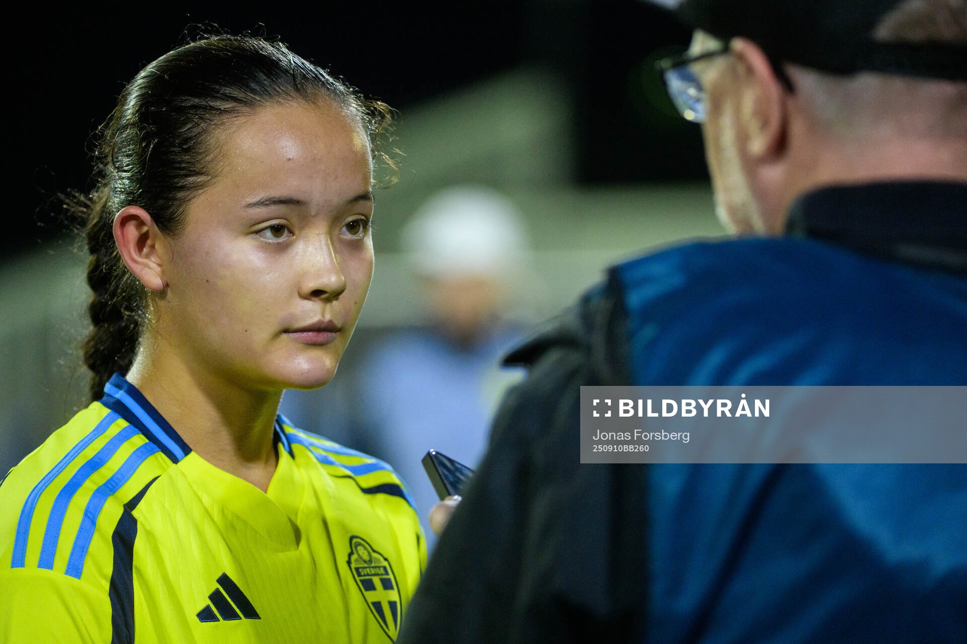 Sveriges Lovisa Södergren pratar med media