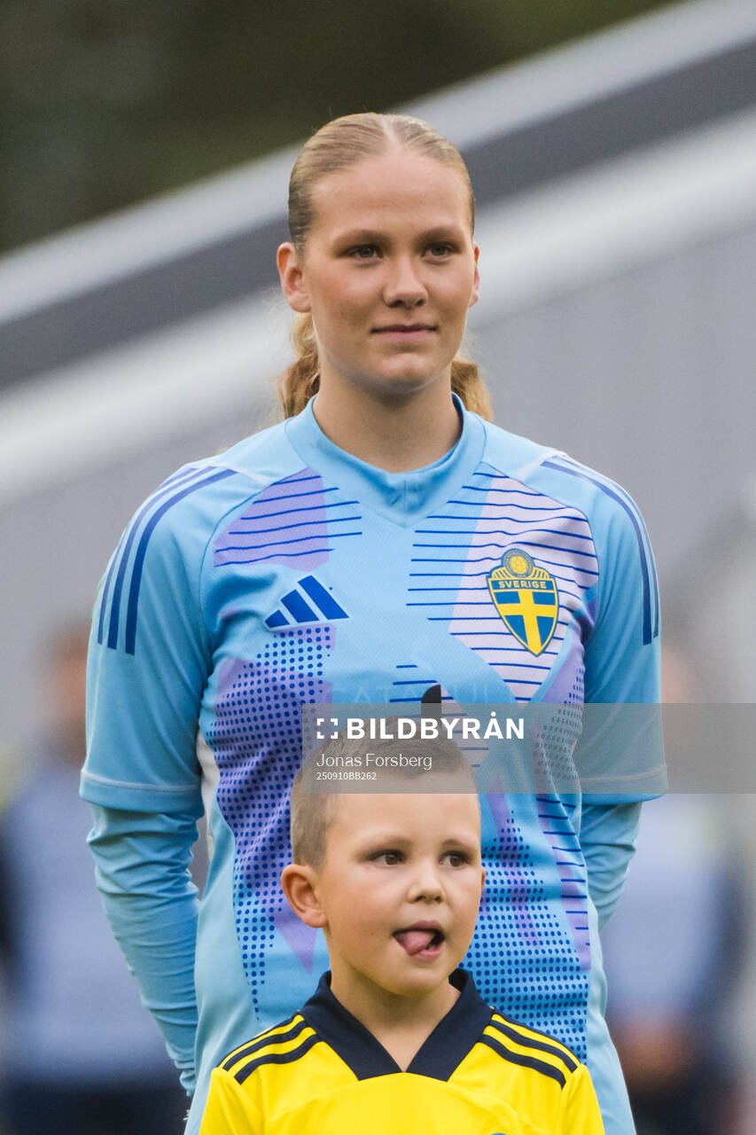 Sveriges målvakt Hanna Karlsson innan F16-landskampen i