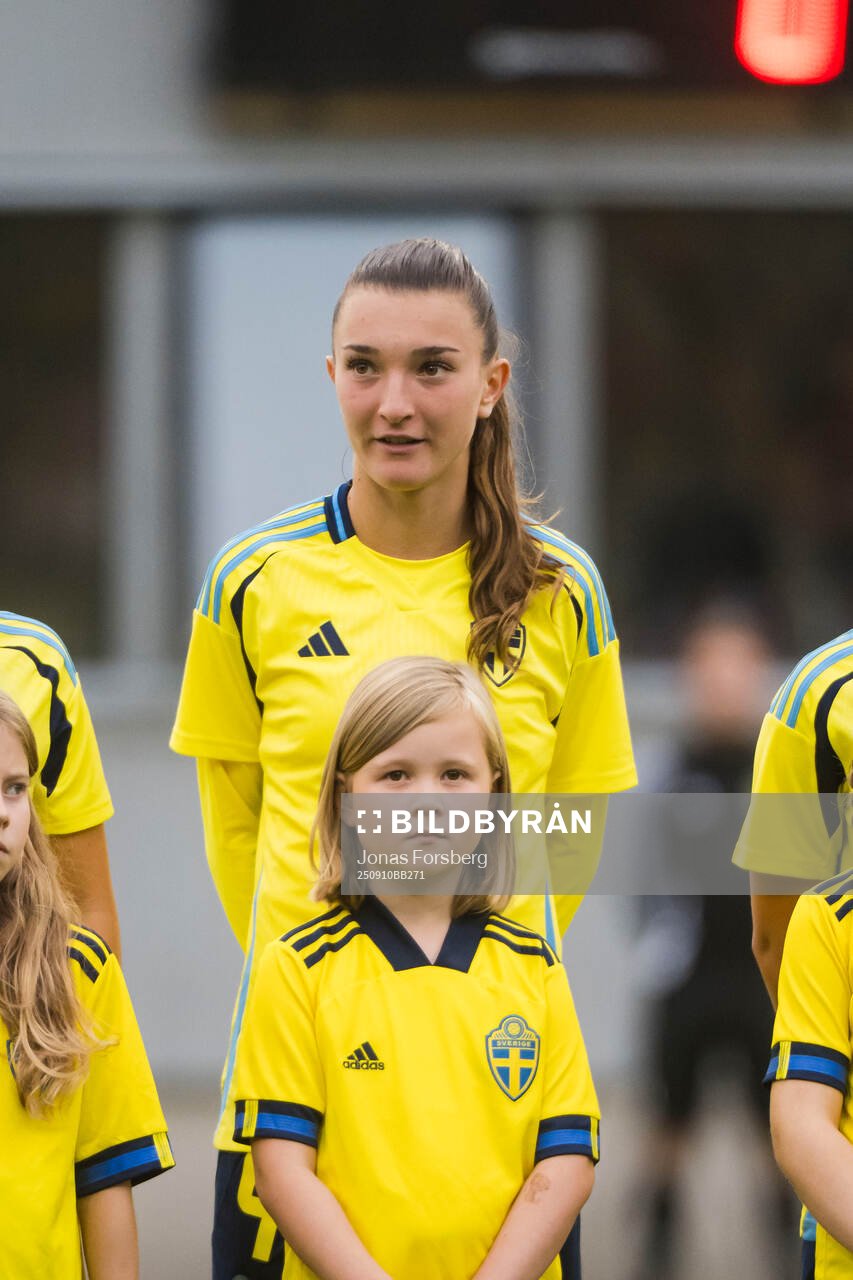 Sveriges Rona Krasniqi innan F16-landskampen i fotboll