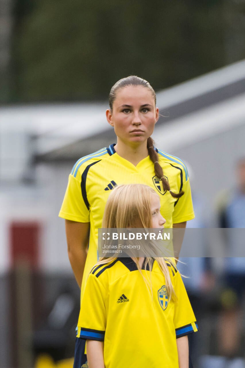 Sveriges Ebba Hertzell innan F16-landskampen i fotboll