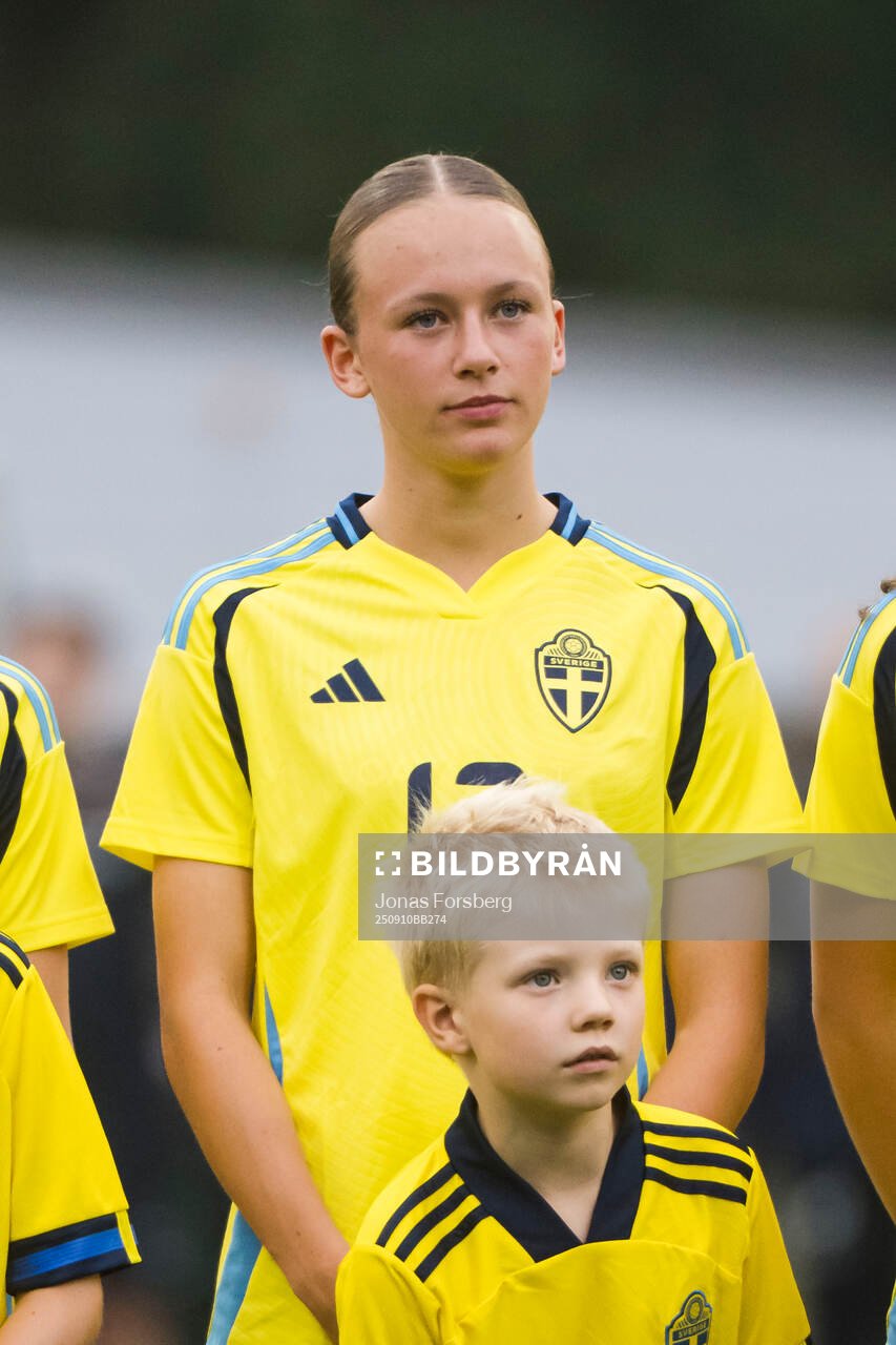 Sveriges Lovisa Breland innan F16-landskampen i fotboll