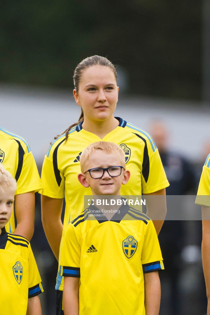 Sveriges Edit Rautio innan F16-landskampen i fotboll mellan