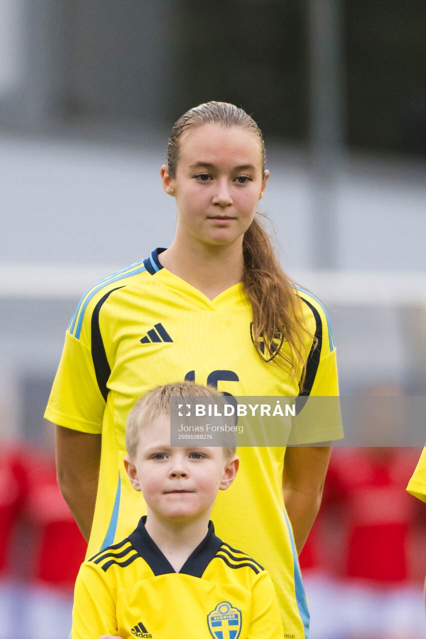 Sveriges Lilian Häggkvist innan F16-landskampen i fotboll