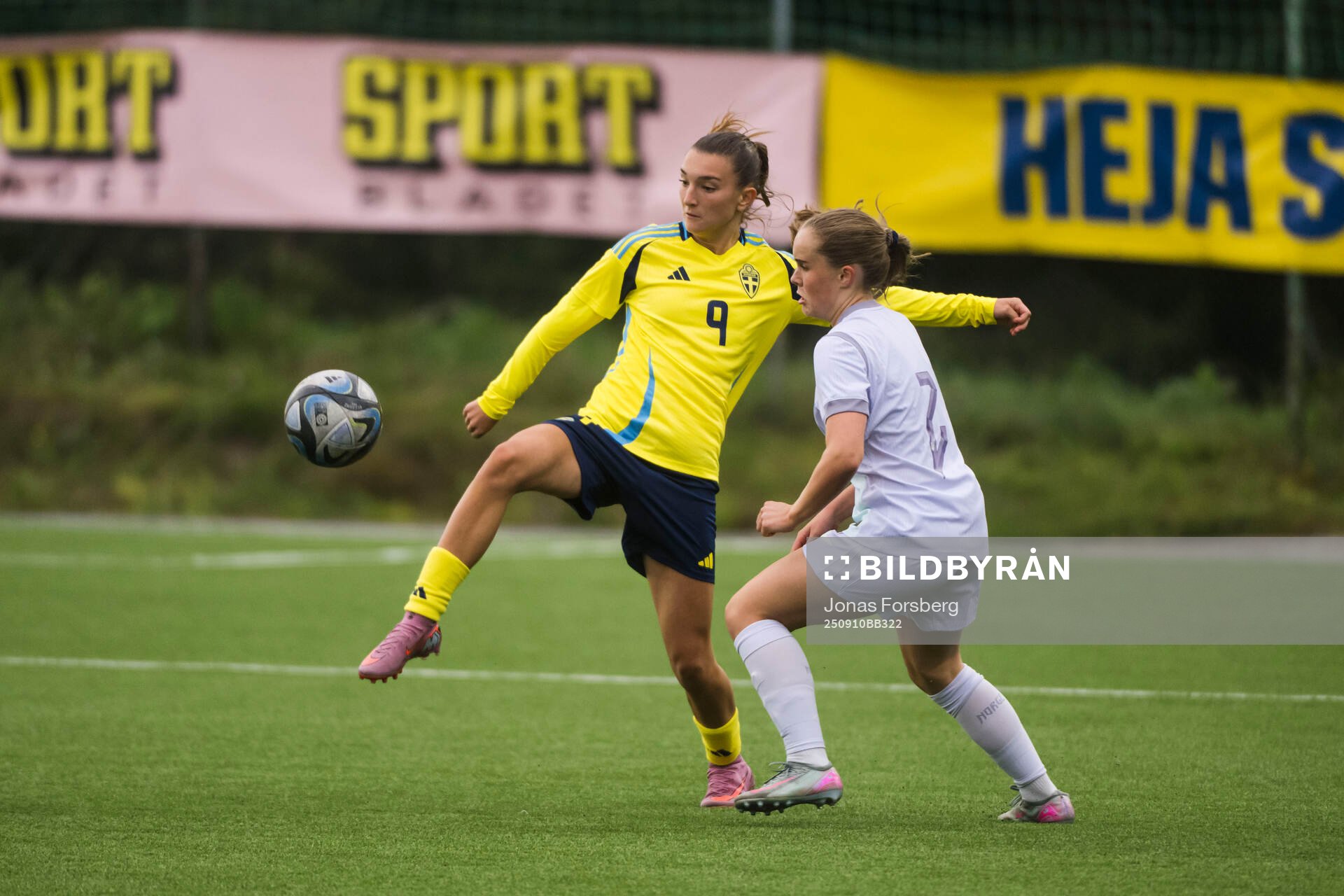 Sveriges Rona Krasniqi och Erle Ødegaard Jonsson