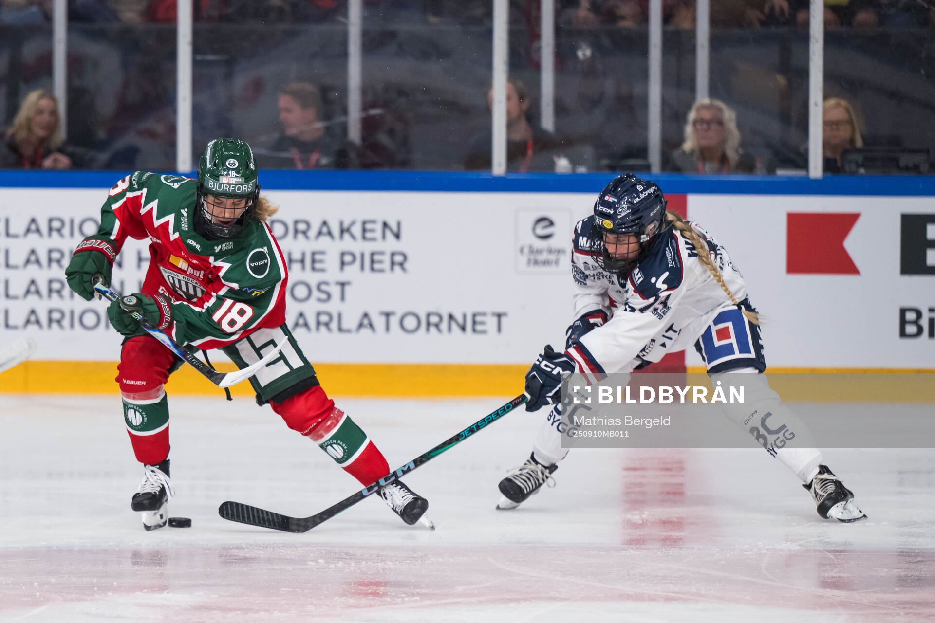 Frölundas Elisa Holopainen och Linköpings Moa Wernblom
