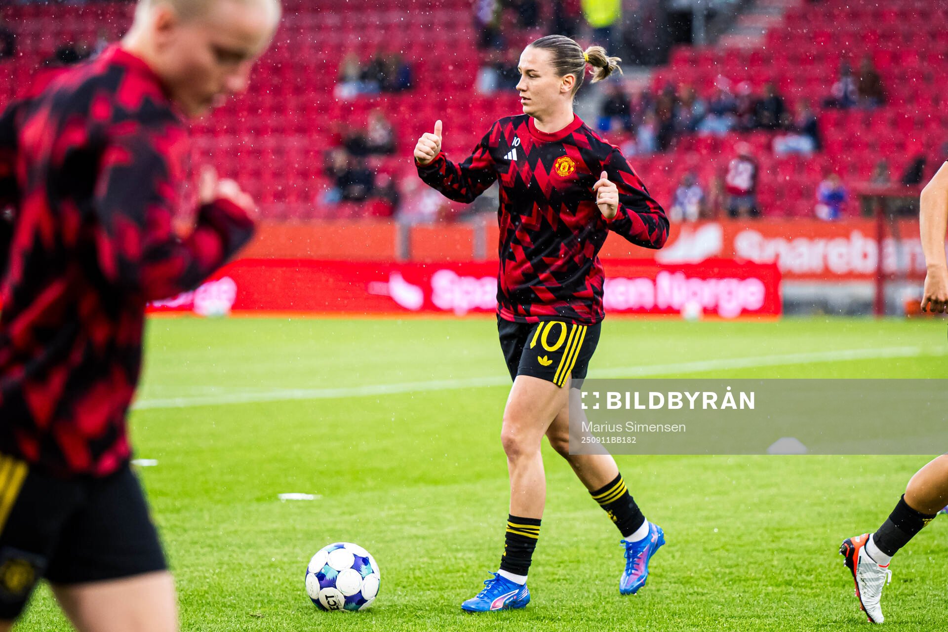 Elisabeth Terland of Manchester United warms up