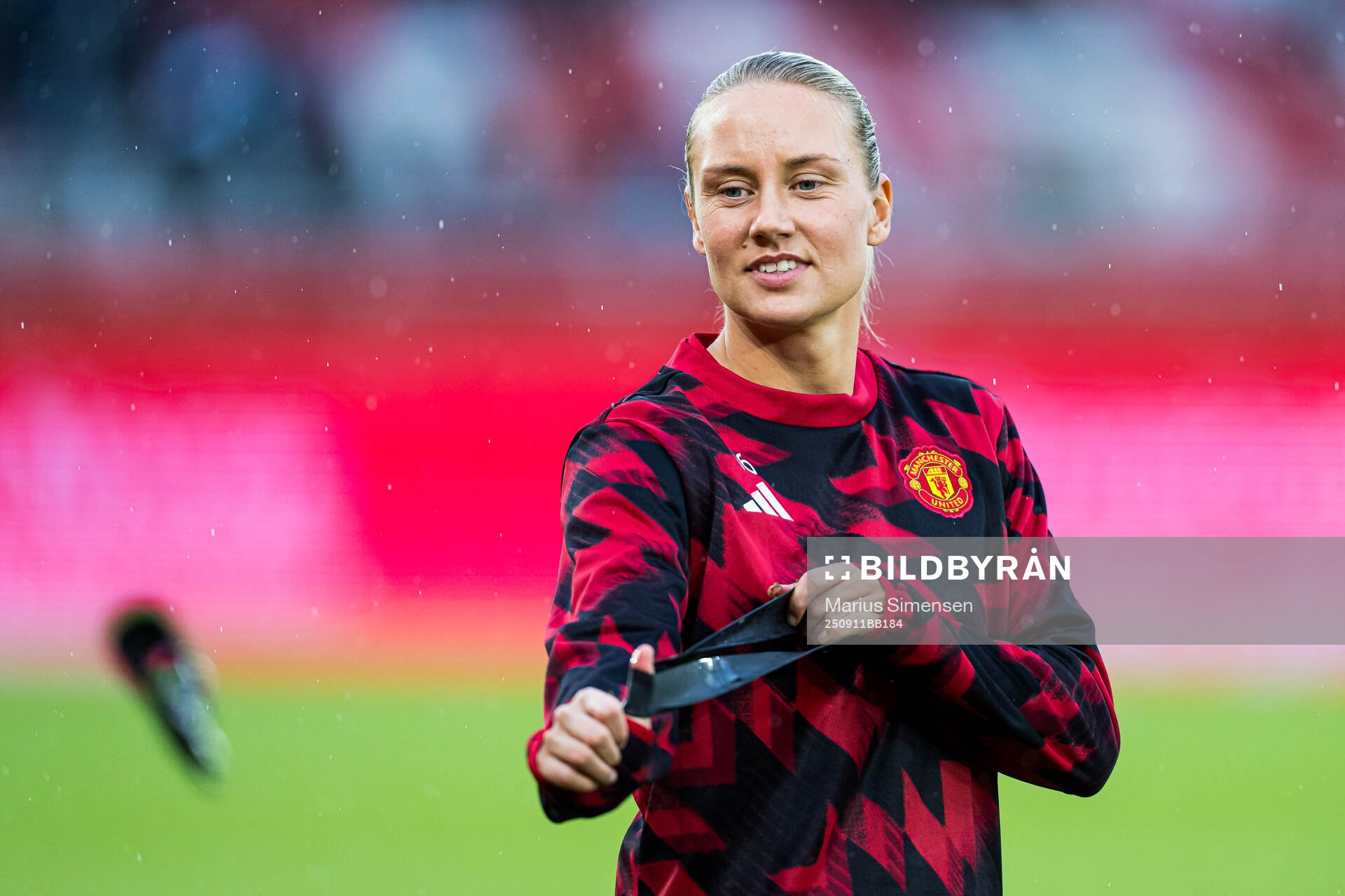 Lisa Naalsund of Manchester United warms up