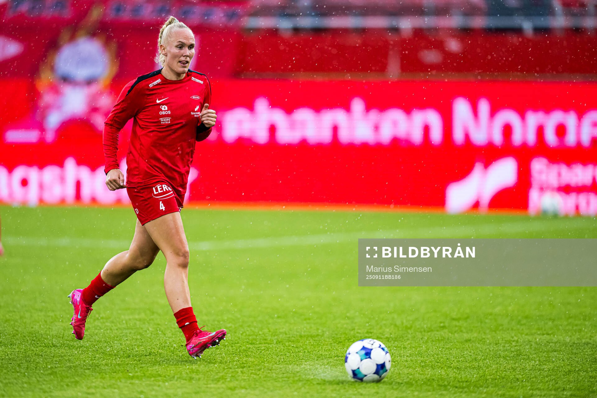 Maria Thorisdottir of Brann warms up