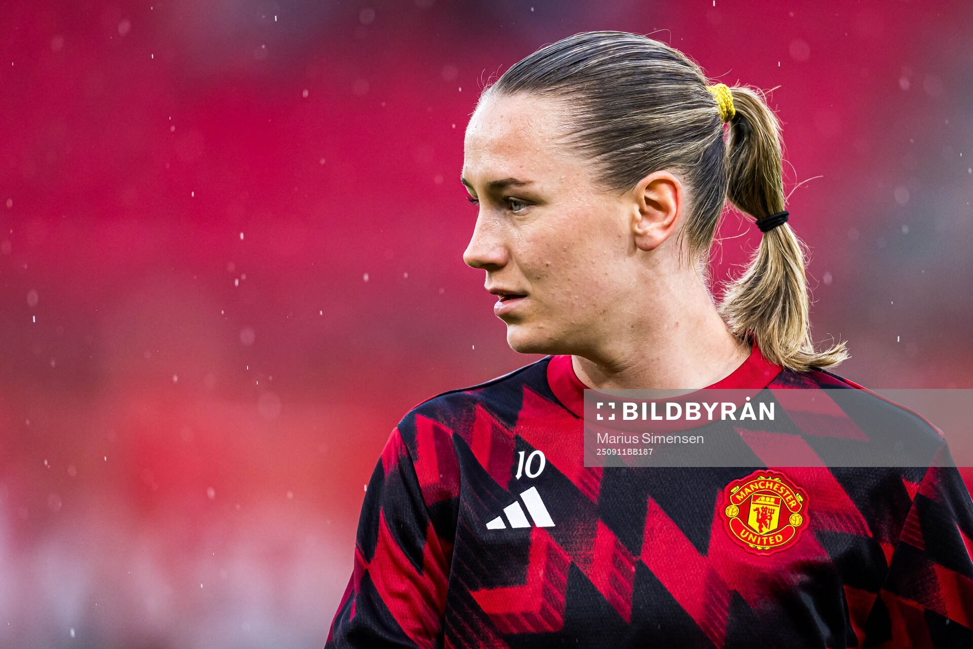 Elisabeth Terland of Manchester United warms up