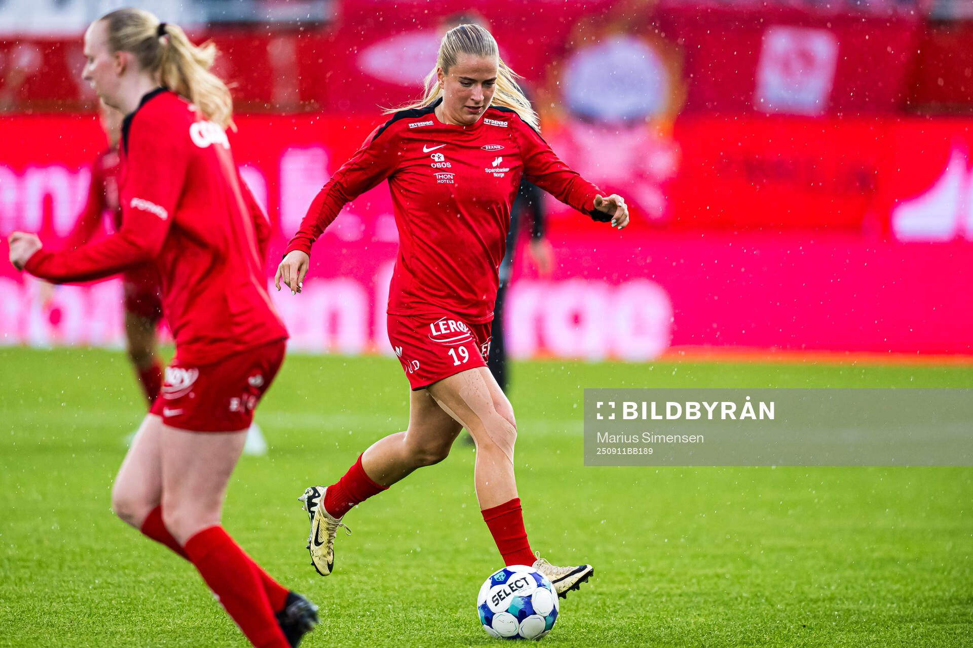 Monica Isaksen of Brann warms up
