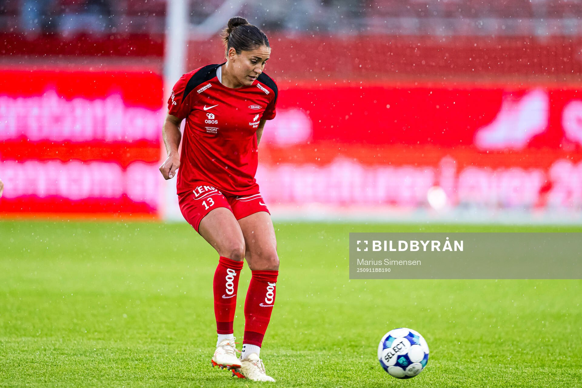 Brenna Lovera of Brann warms up
