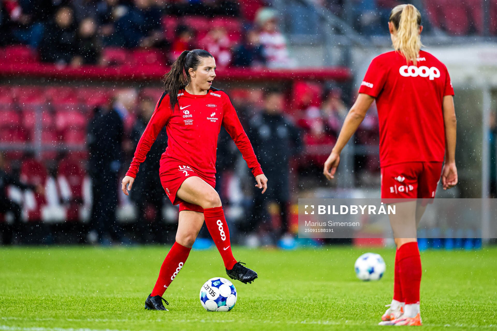 Cecilie Redisch Kvamme of Brann warms up