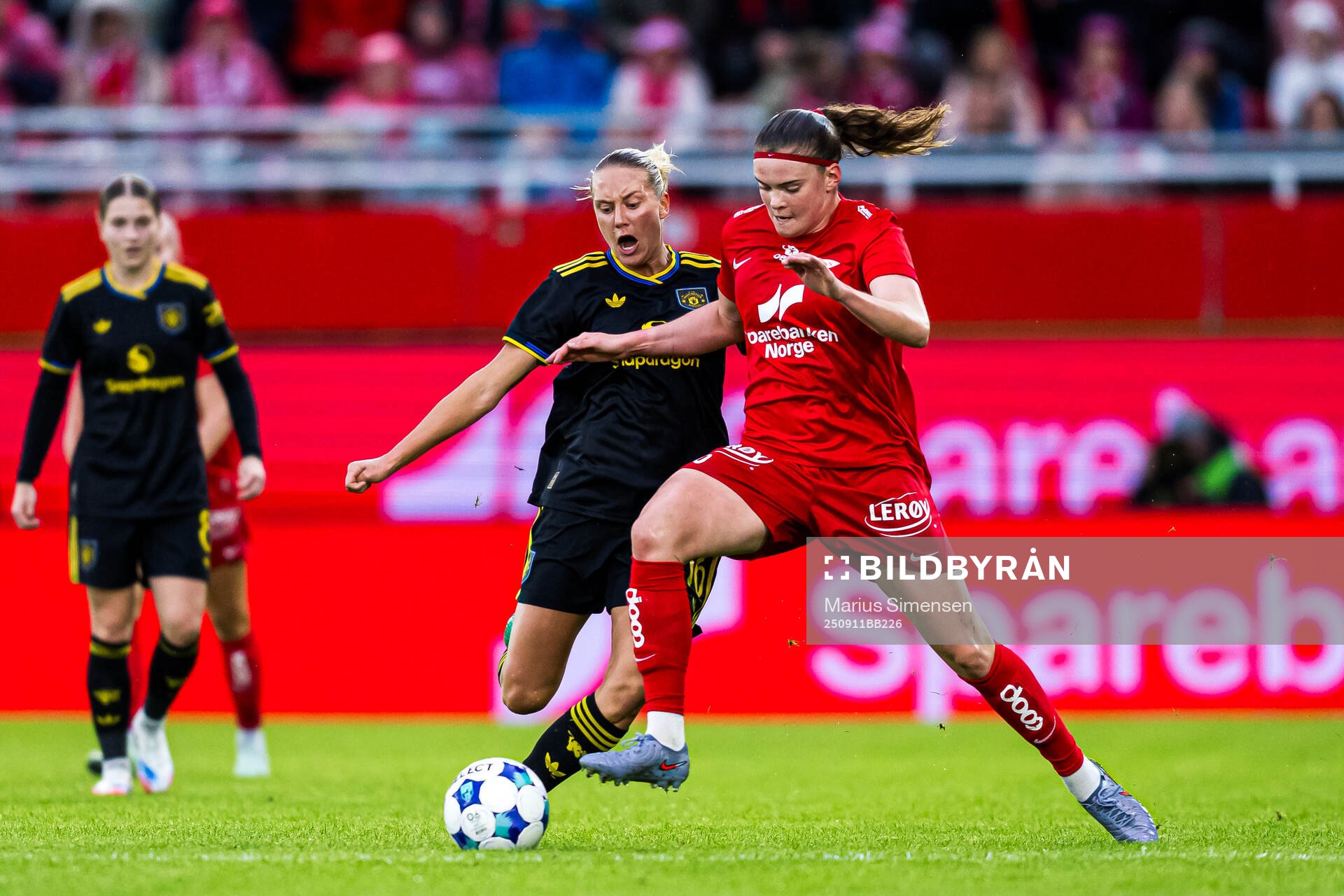 Lisa Naalsund of Manchester United and Signe Gaupset of