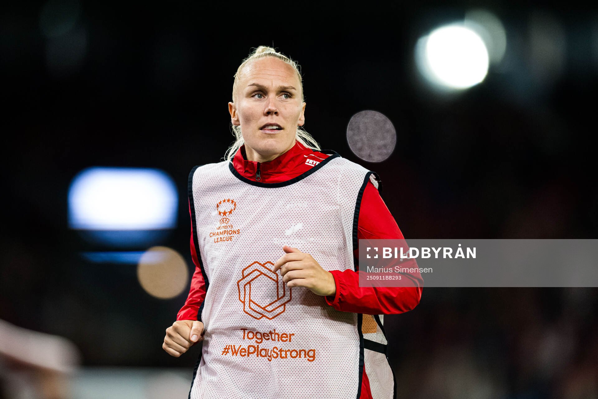 Maria Thorisdottir of Brann warms up