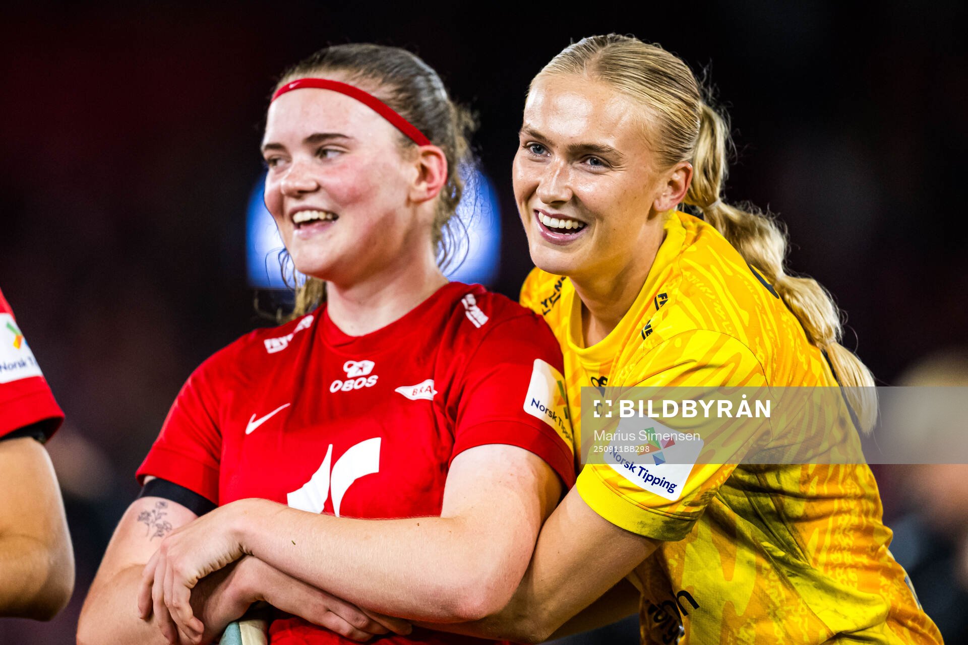 Signe Gaupset and goalkeeper Selma Panengstuen of Brann