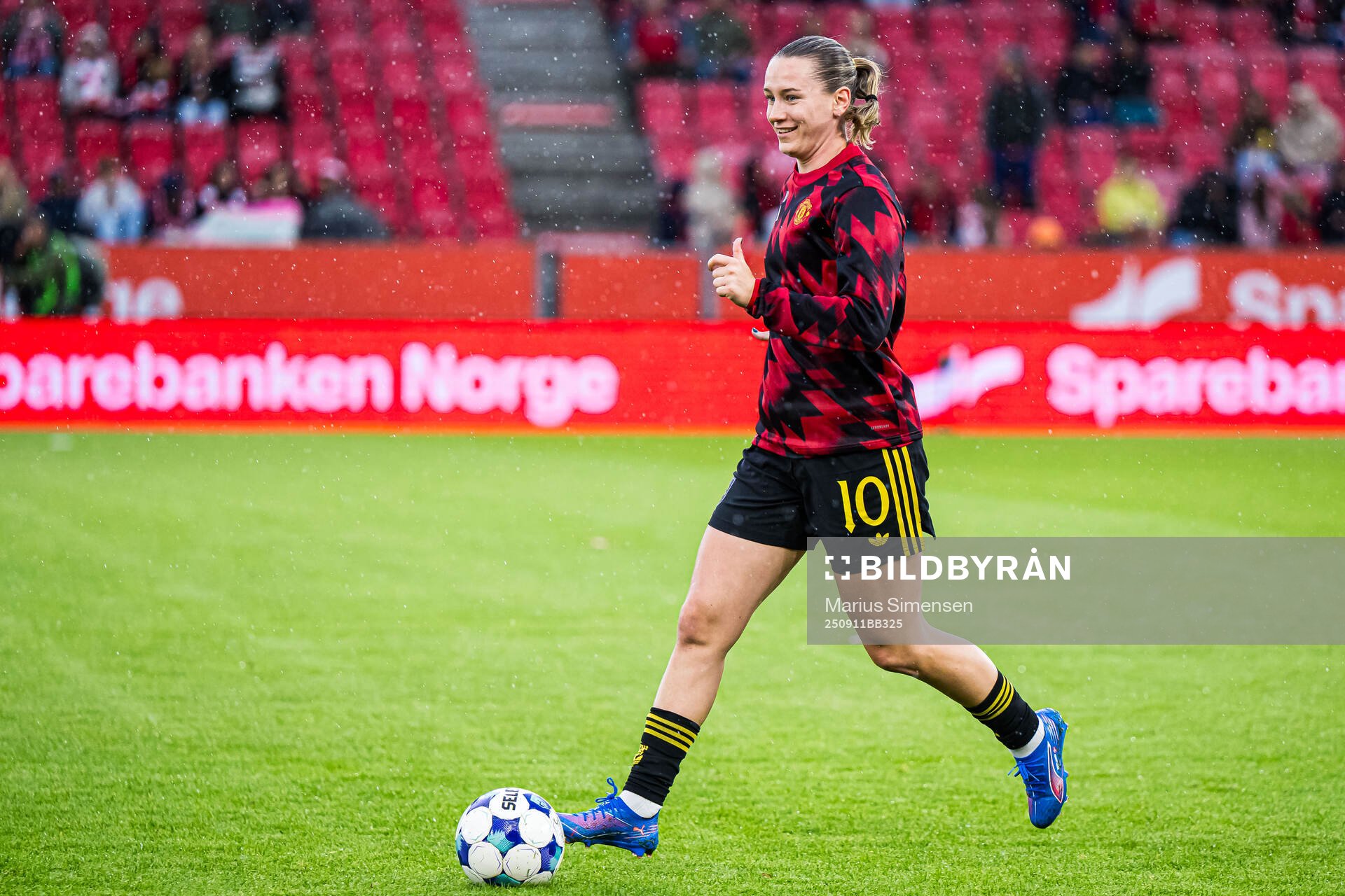 Elisabeth Terland of Manchester United warms up