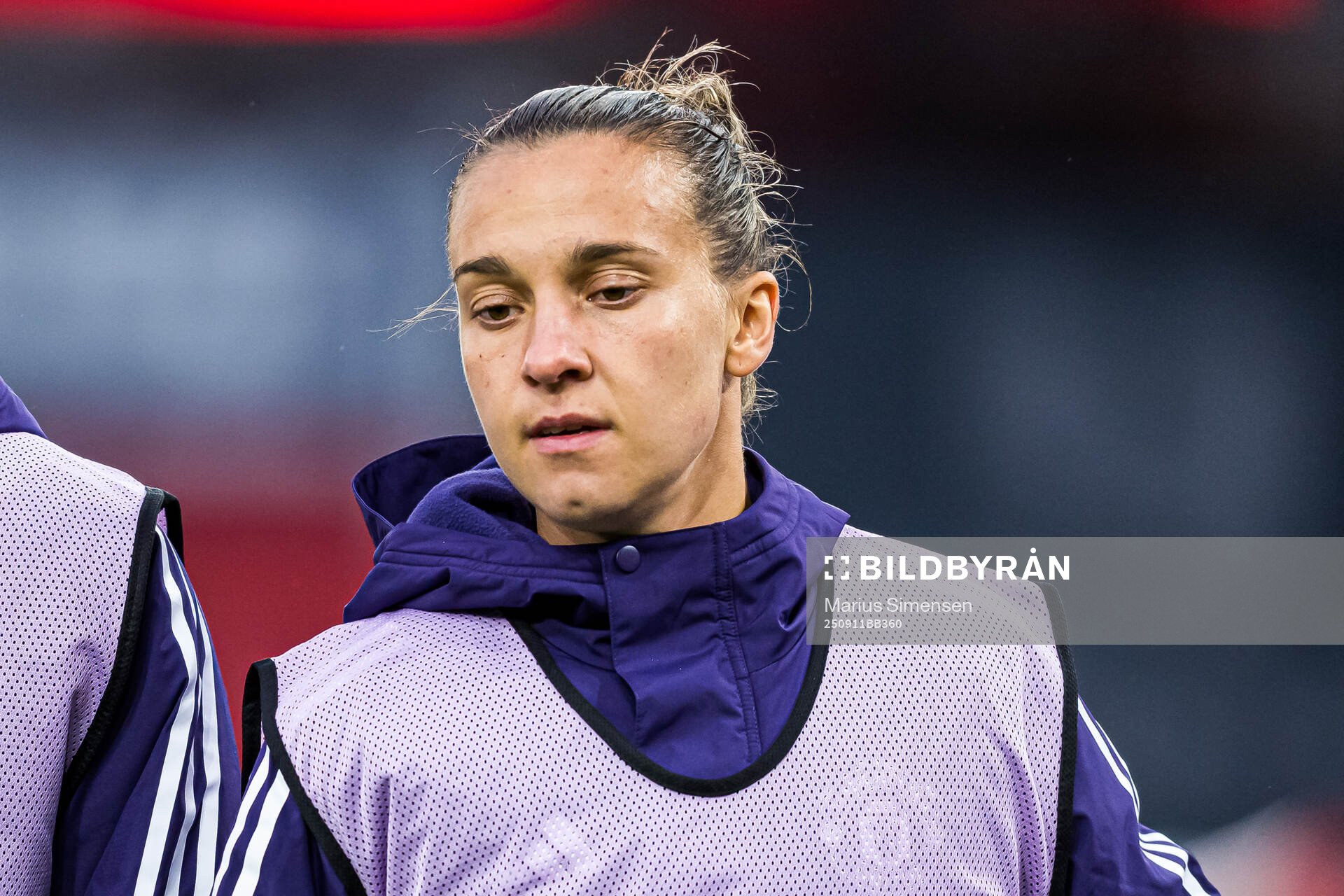 Julia Zigiotti Olme of Manchester United warms up