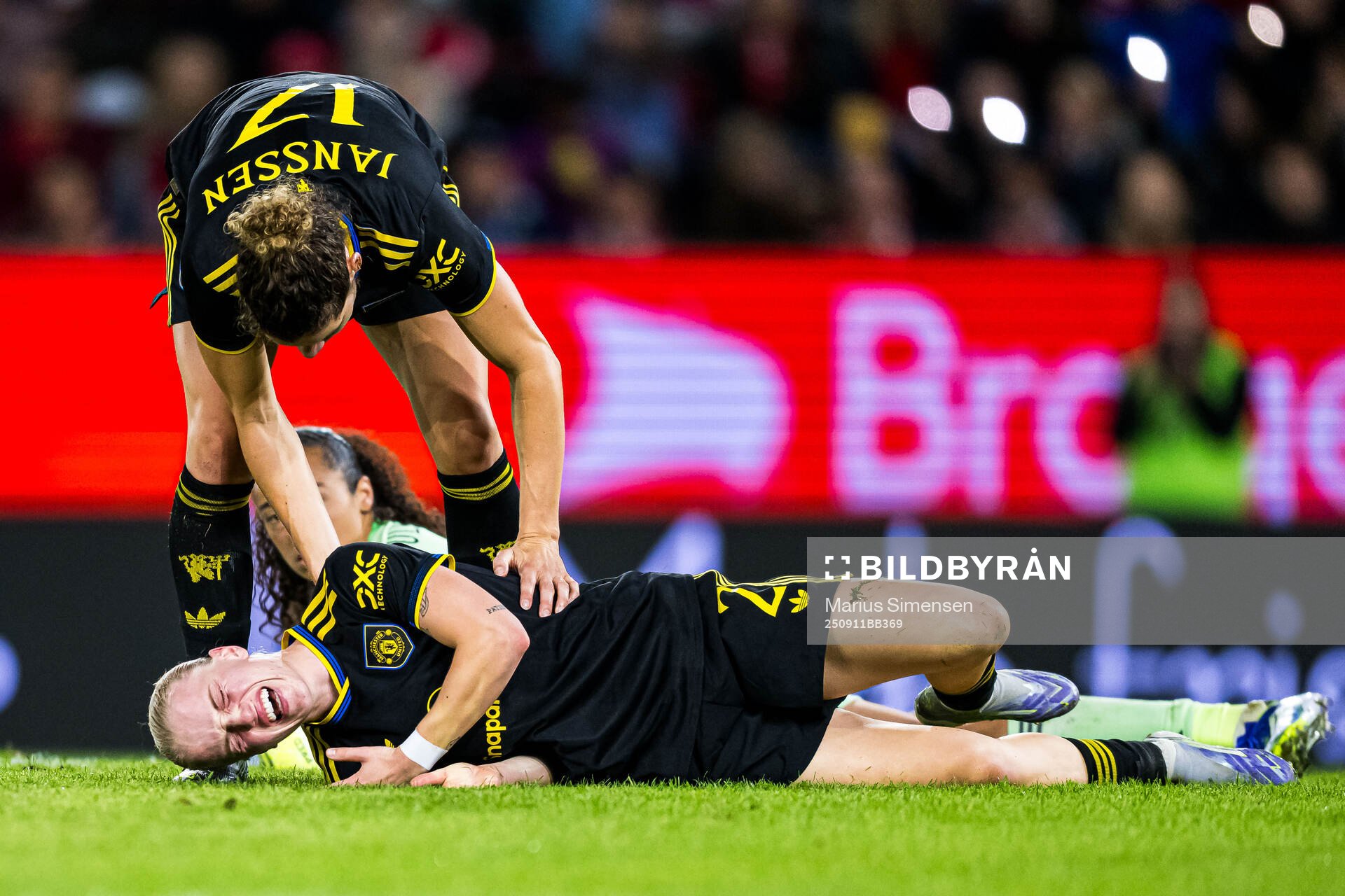 Anna Sandberg of Manchester United in pain