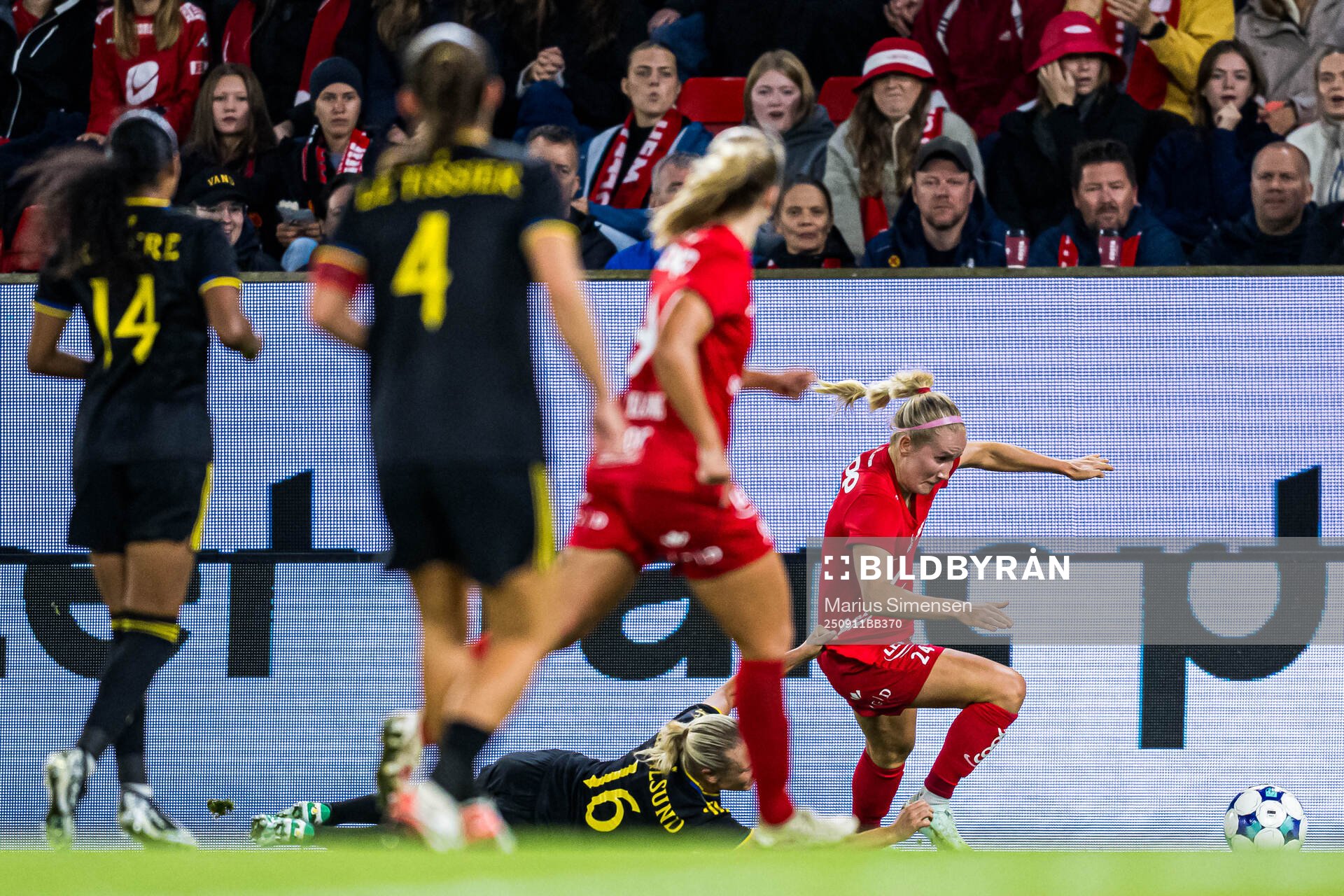 Lisa Naalsund of Manchester United and Nea Emilia Lehtola
