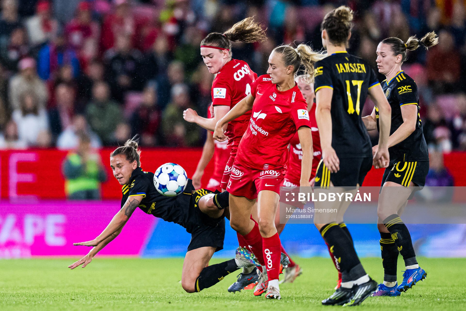 Julia Zigiotti Olme of Manchester United and Signe Gaupset