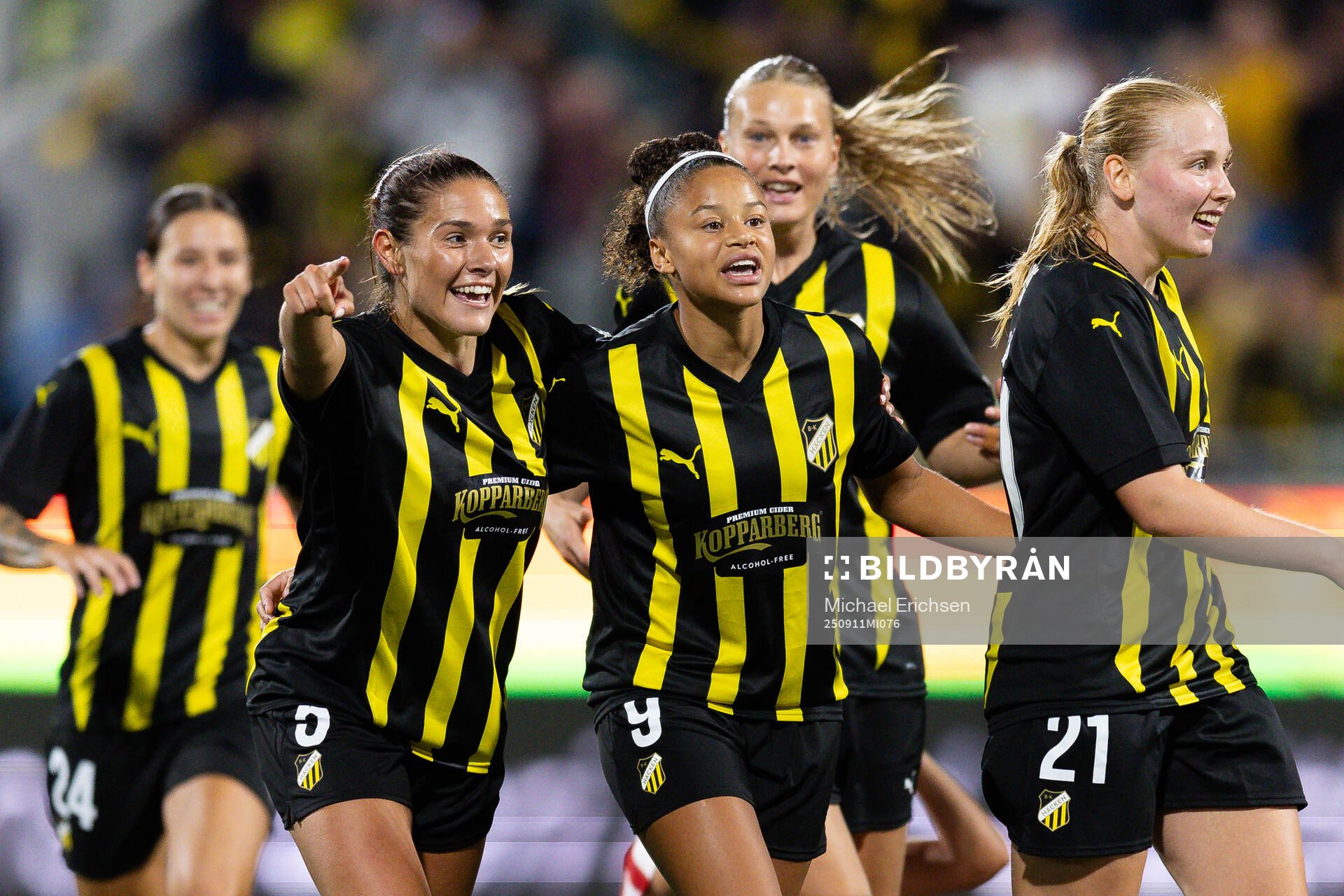 Felicia Schröder of Häcken celebrates with team mates