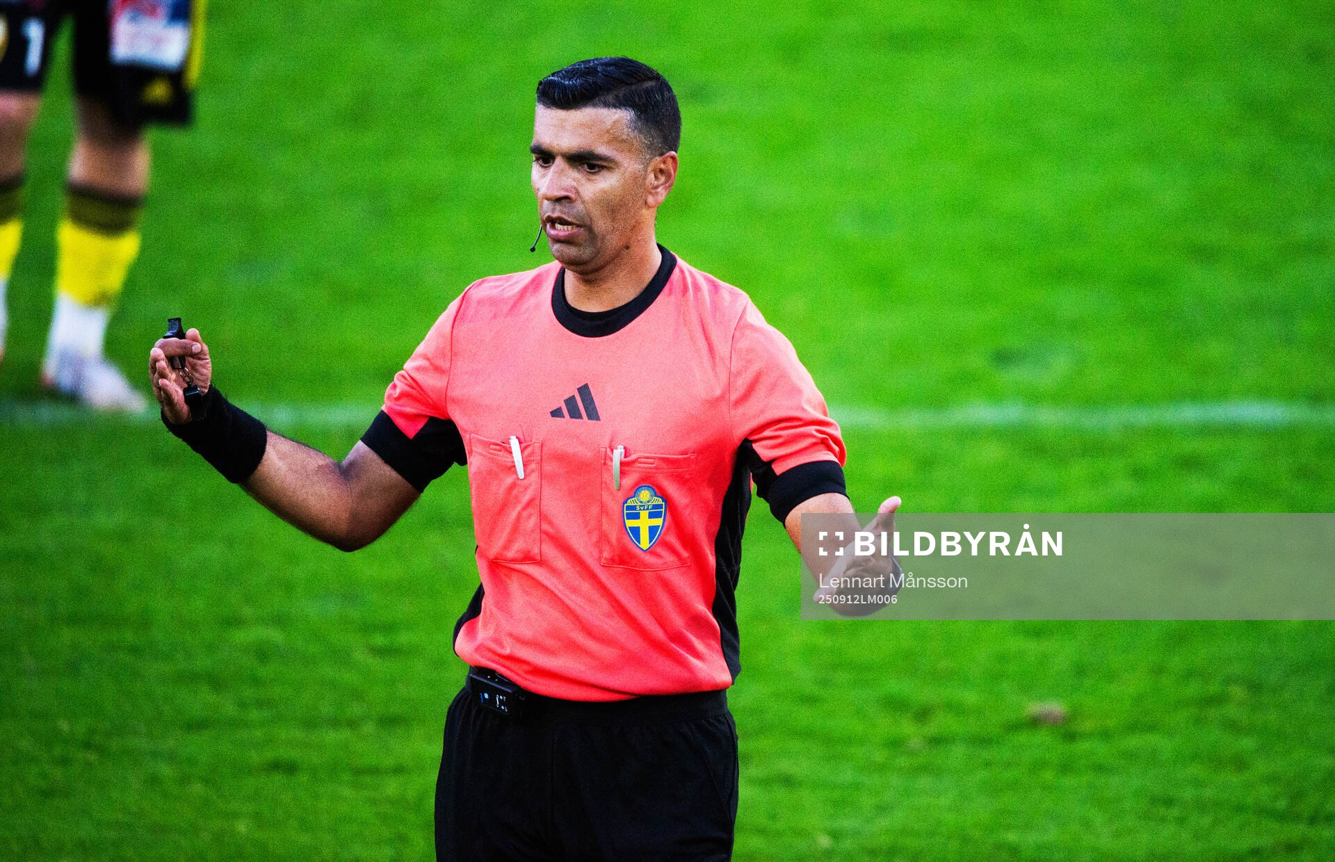 Domaren Barech Afzal Khan i matchen i div. 2 mellan IFK
