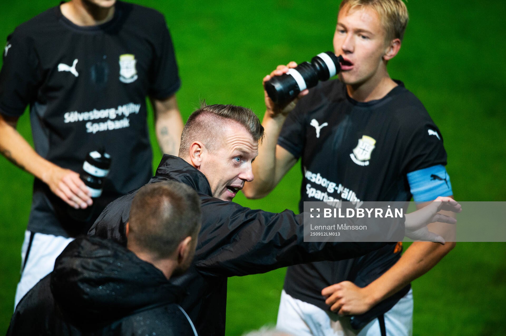 Sölvesborgs tränare Daniel Nilsson i matchen i div. 2