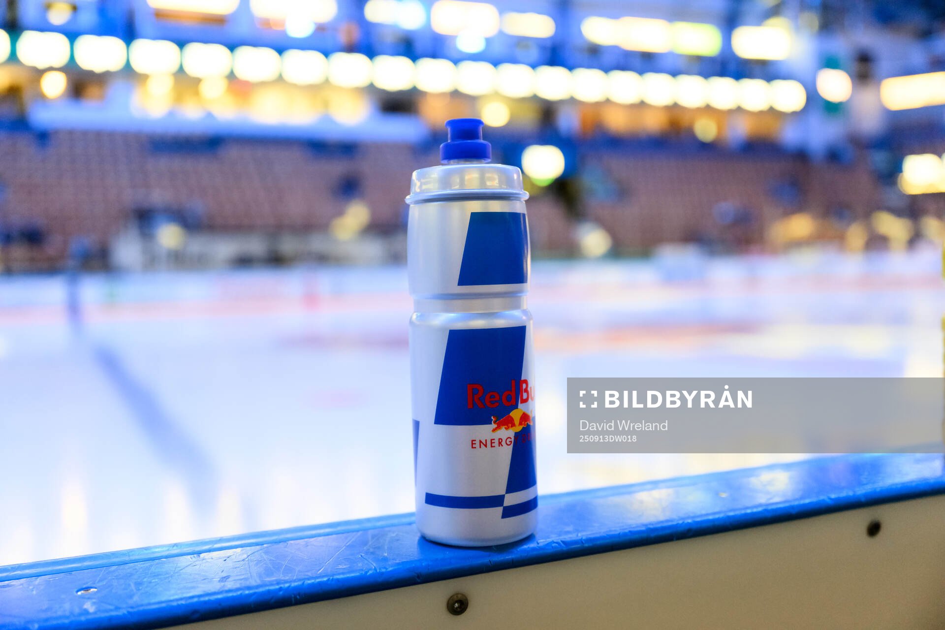 Vattenflaska med Red Bull -logo