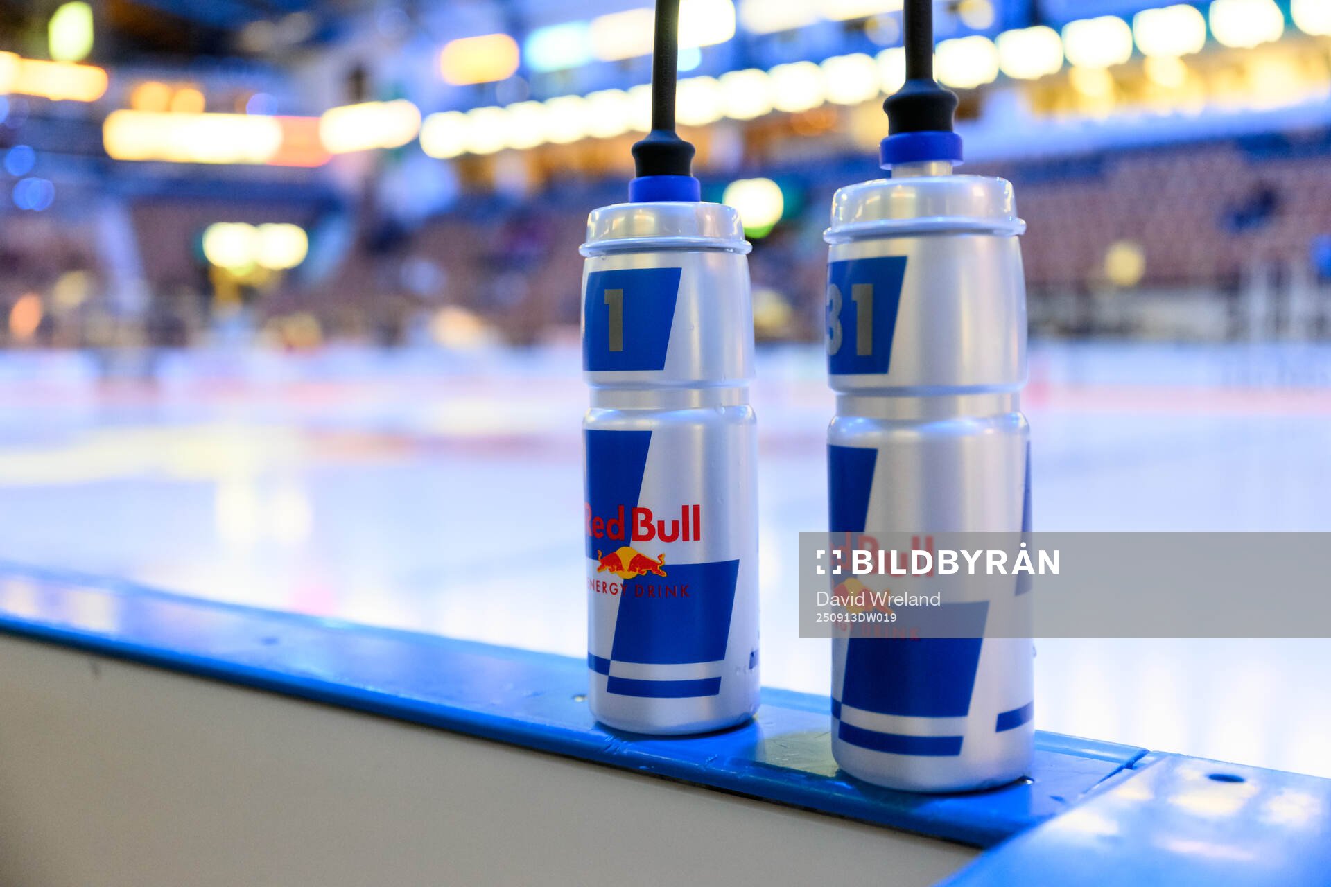 Vattenflaska med Red Bull logo