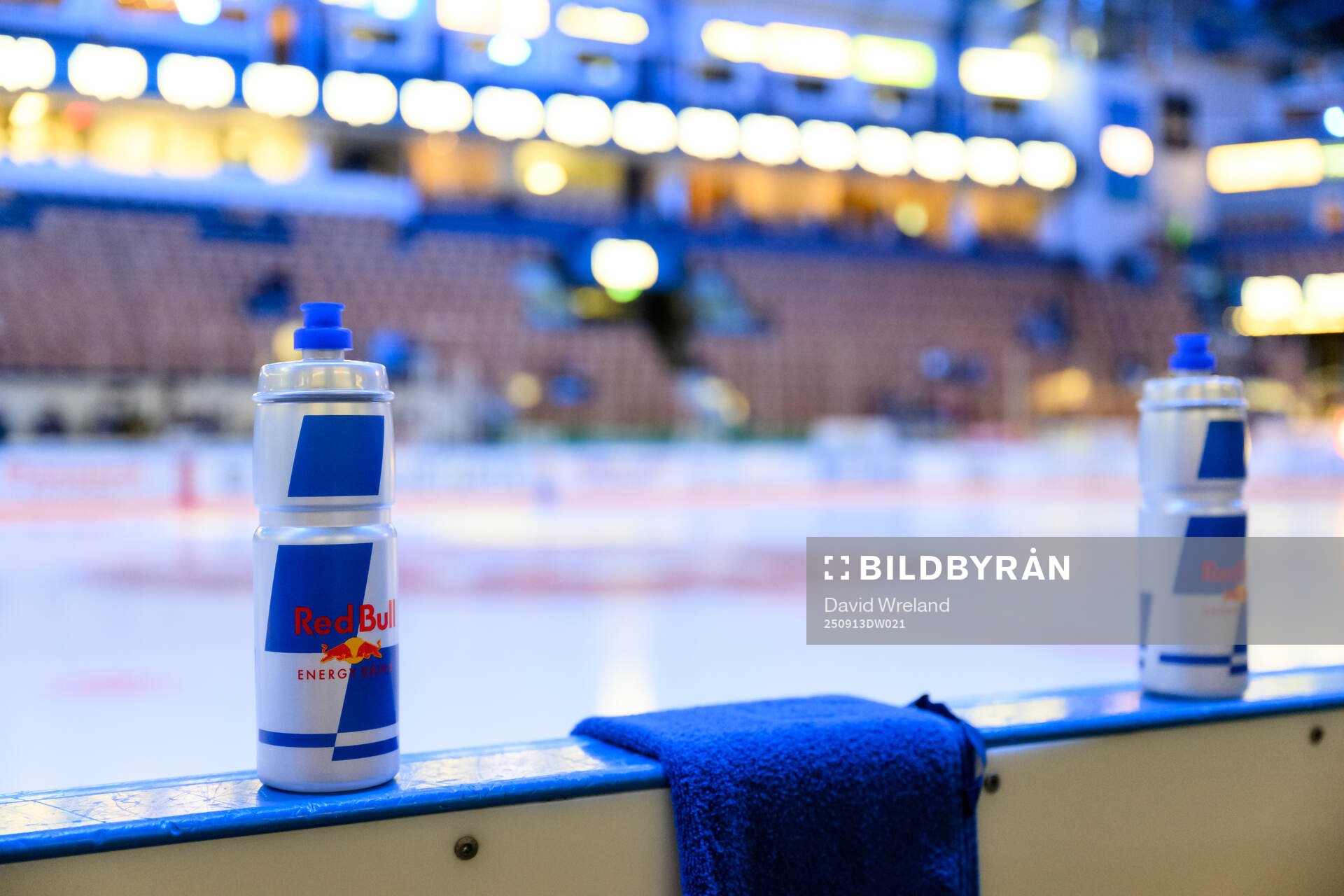 Vattenflaska med Red Bull logo