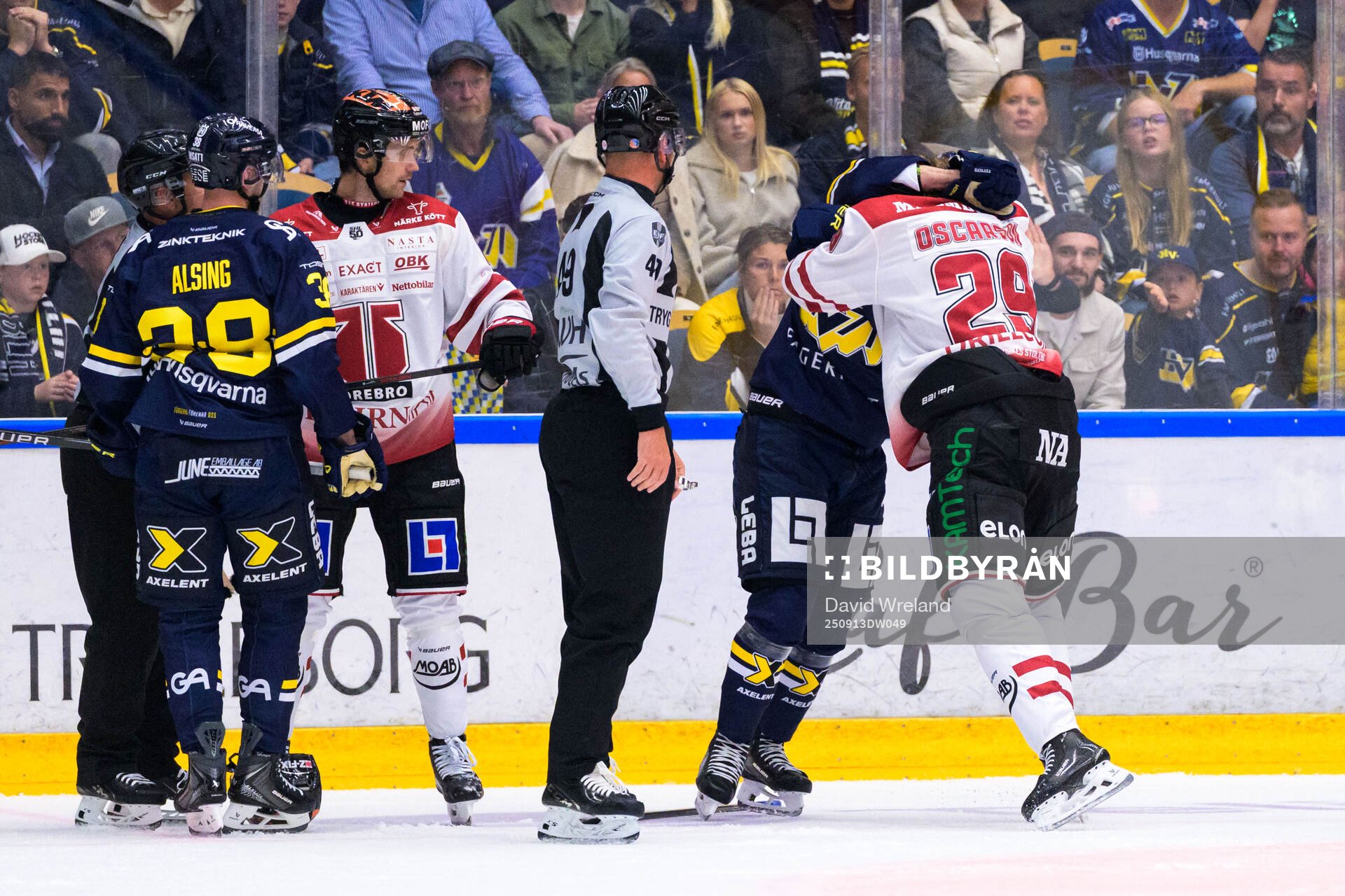 HV71s Santeri Hatakka och Örebros Milton Oscarson