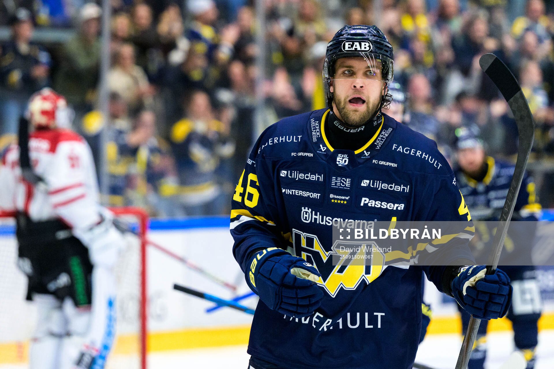 HV71s Joona Luoto jublar