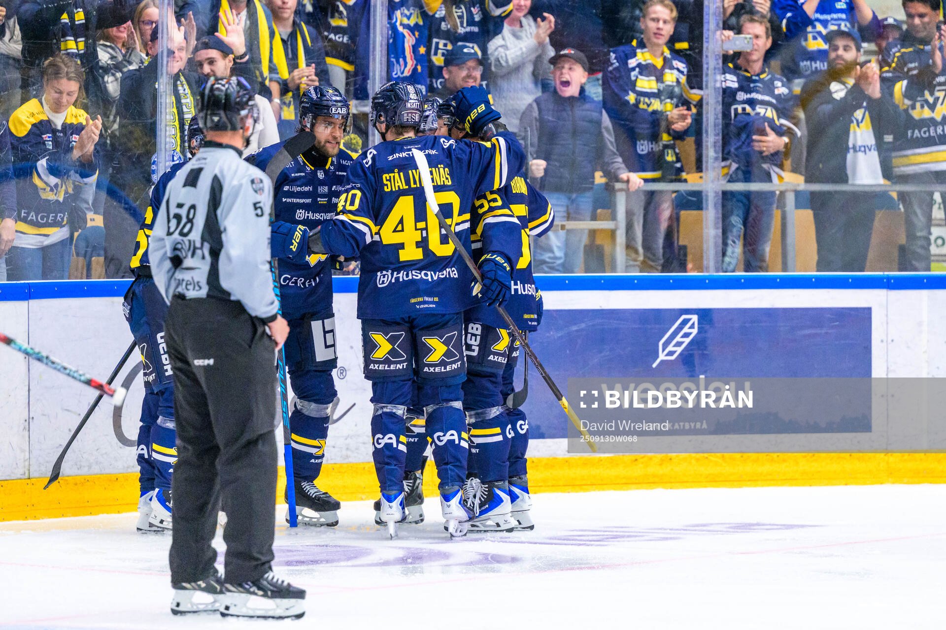 HV71s Joona Luoto jublar