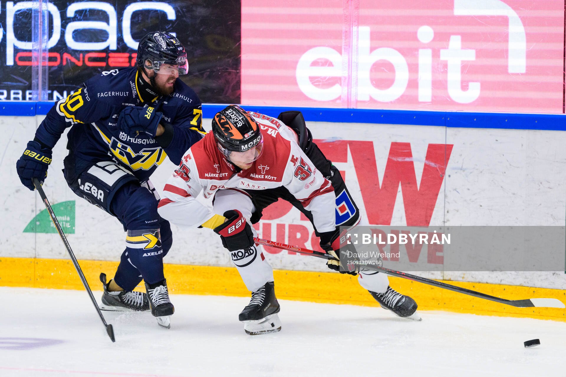 HV71s Lukas Rousek och Örebros Christopher Mastomäki