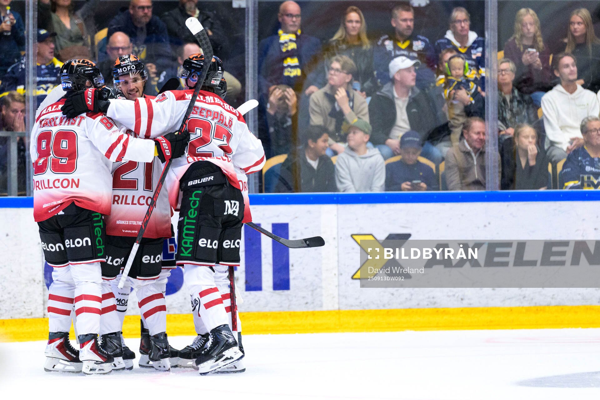 Örebros Patrik Puistola jublar med lagkamrater